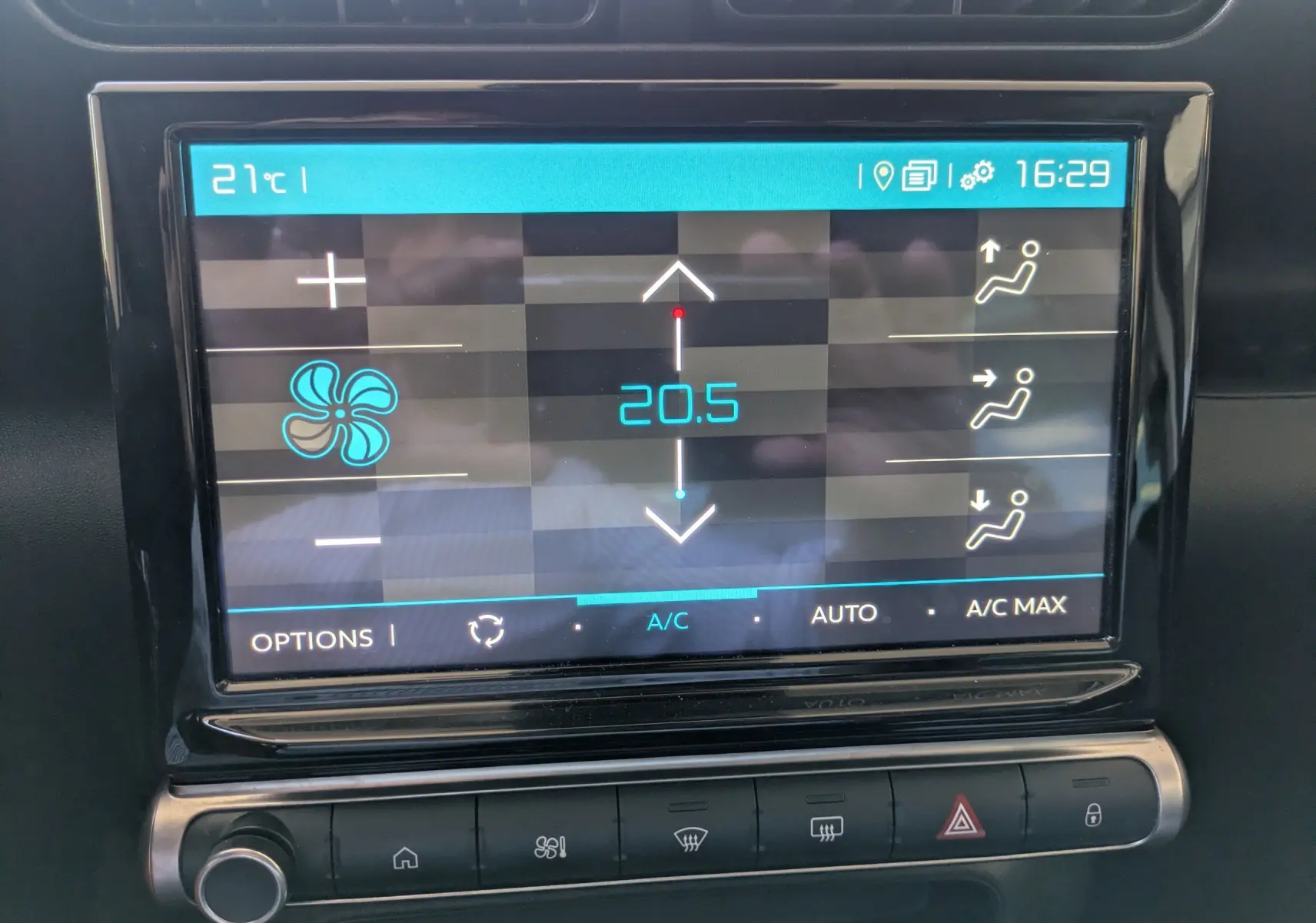 Vue plongeante sur la console centrale de la Citroën C3 Aircross 2024, avec levier de vitesse manuel et sellerie tissu gris.