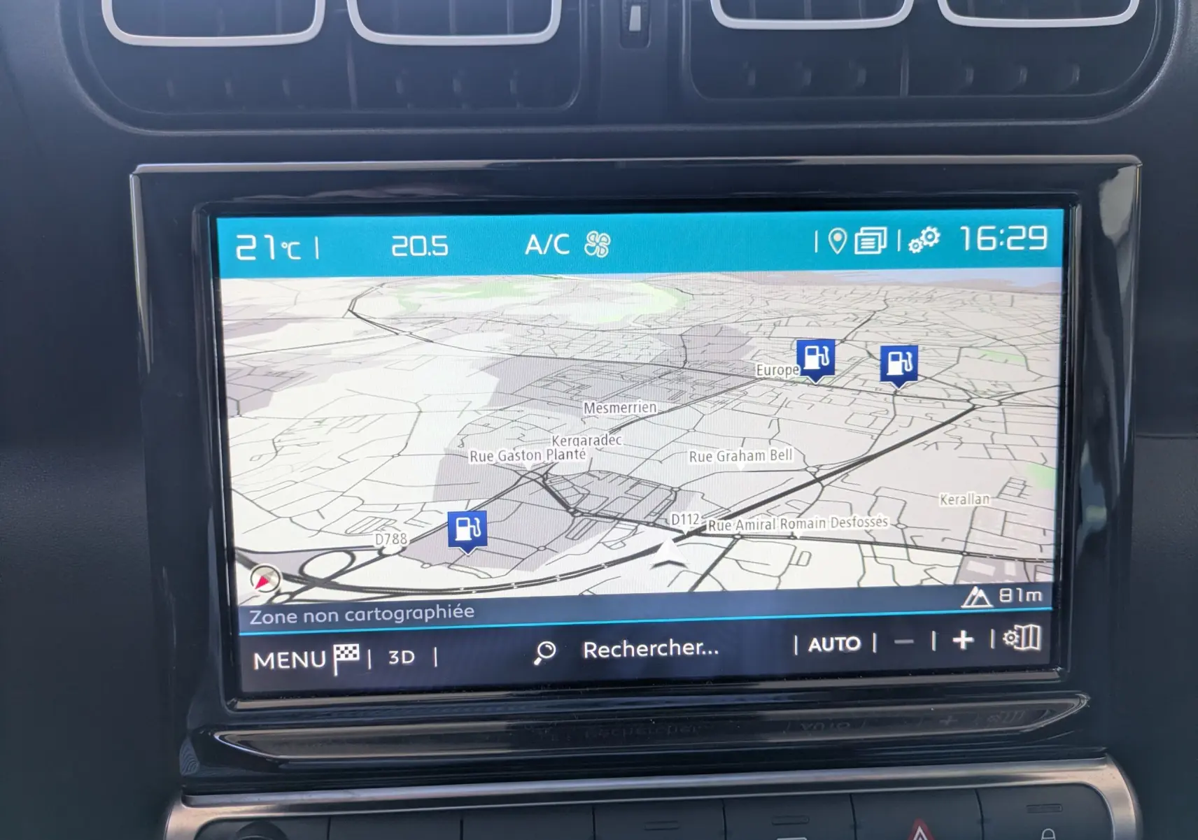 Écran tactile central du tableau de bord du Citroën C3 Aircross 2024, affichant la climatisation automatique à 20,5°C.