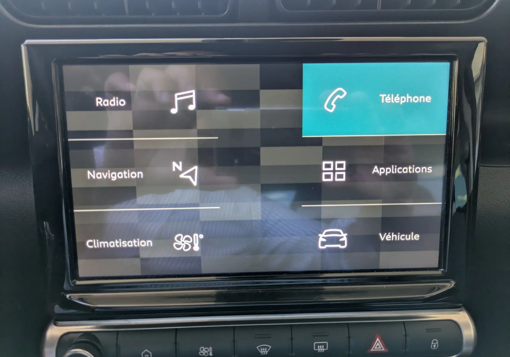 Écran tactile du GPS de la Citroën C3 Aircross 2024 en gris Artense, affichant une carte routière en intérieur.