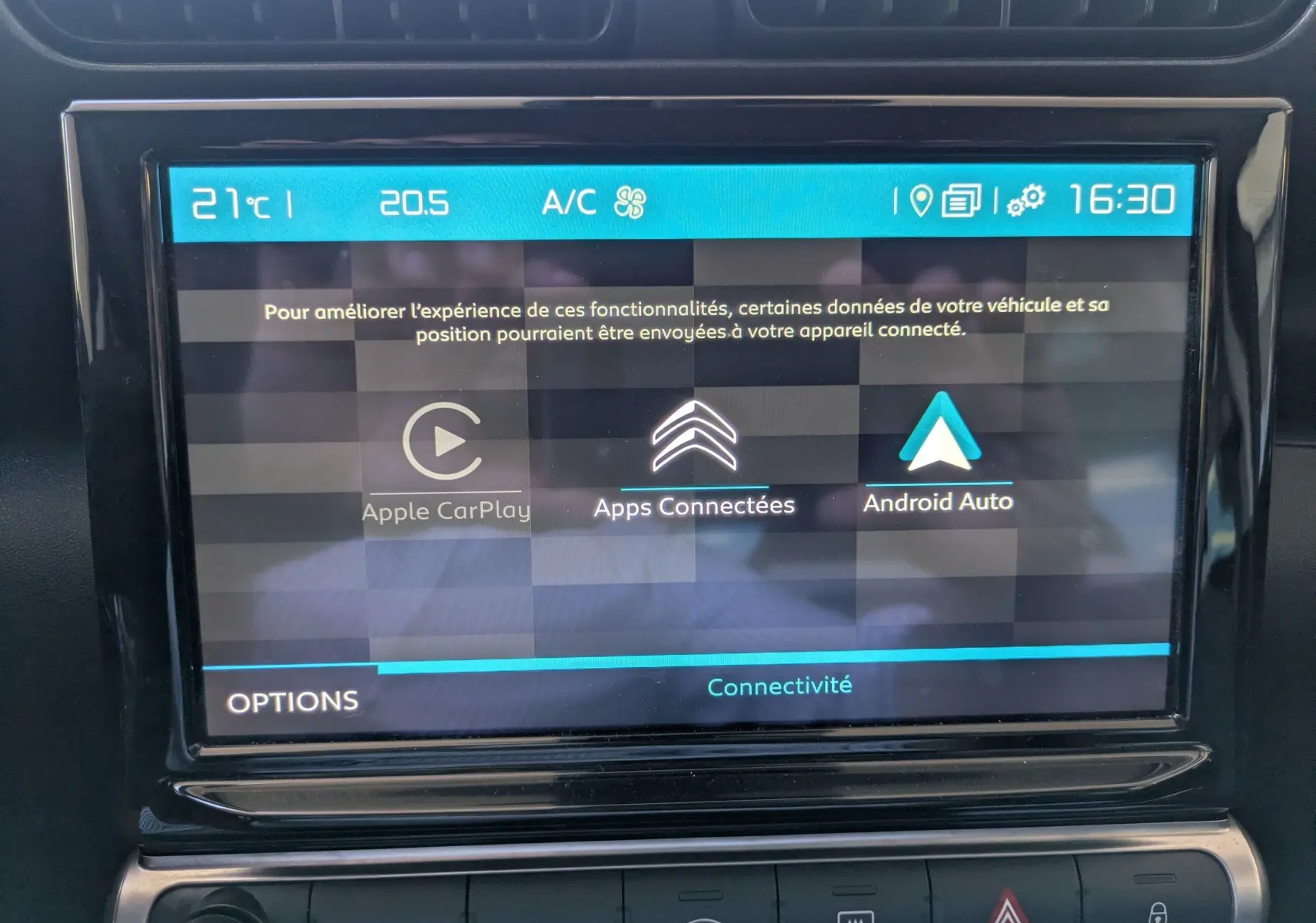 Écran tactile central de la Citroën C3 Aircross 2024 affichant les menus Téléphone, Radio, Navigation, Applications, Climatisation et Véhicule.