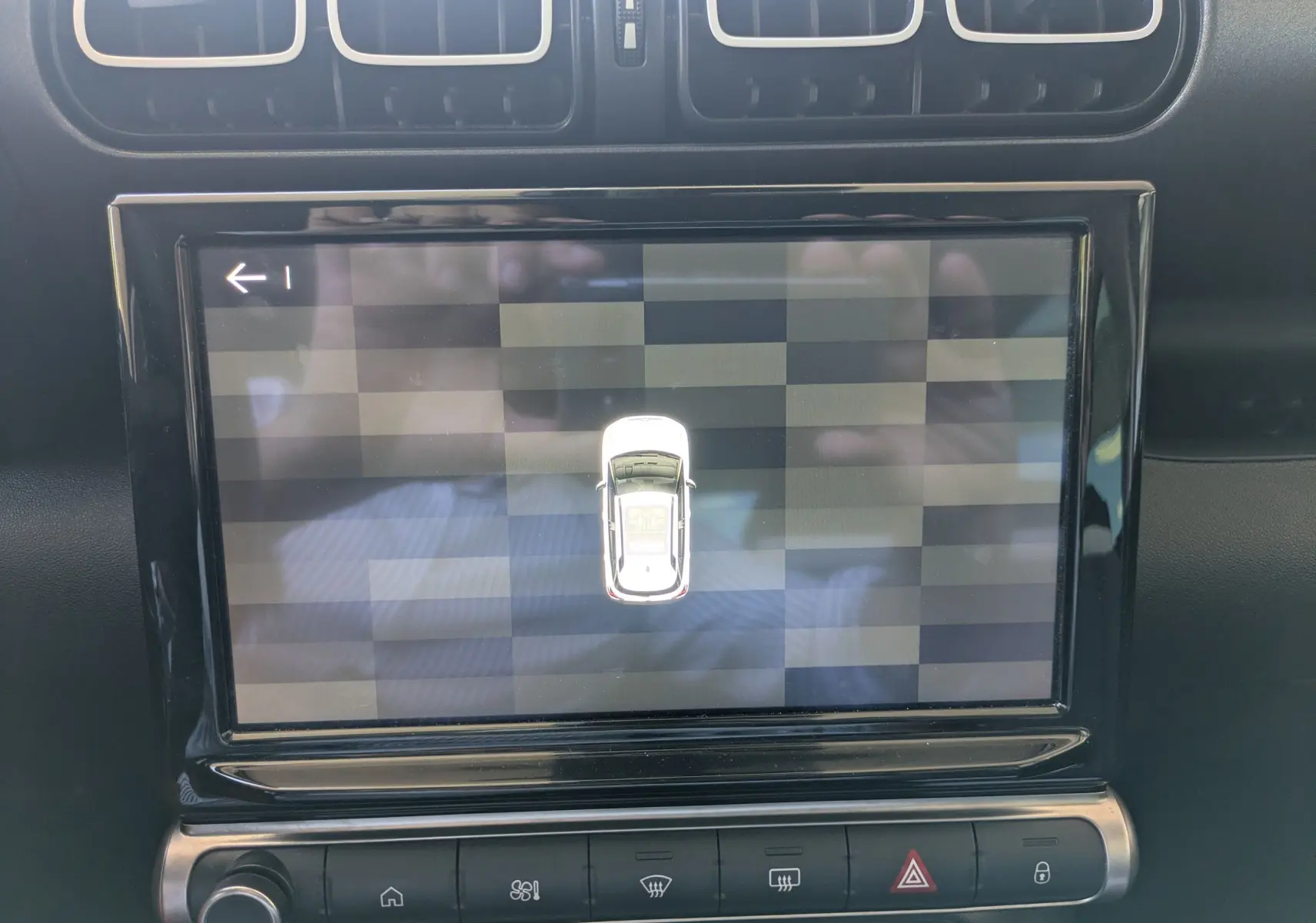 Écran tactile central du tableau de bord du Citroën C3 Aircross 2024 affichant Apple CarPlay et Android Auto.