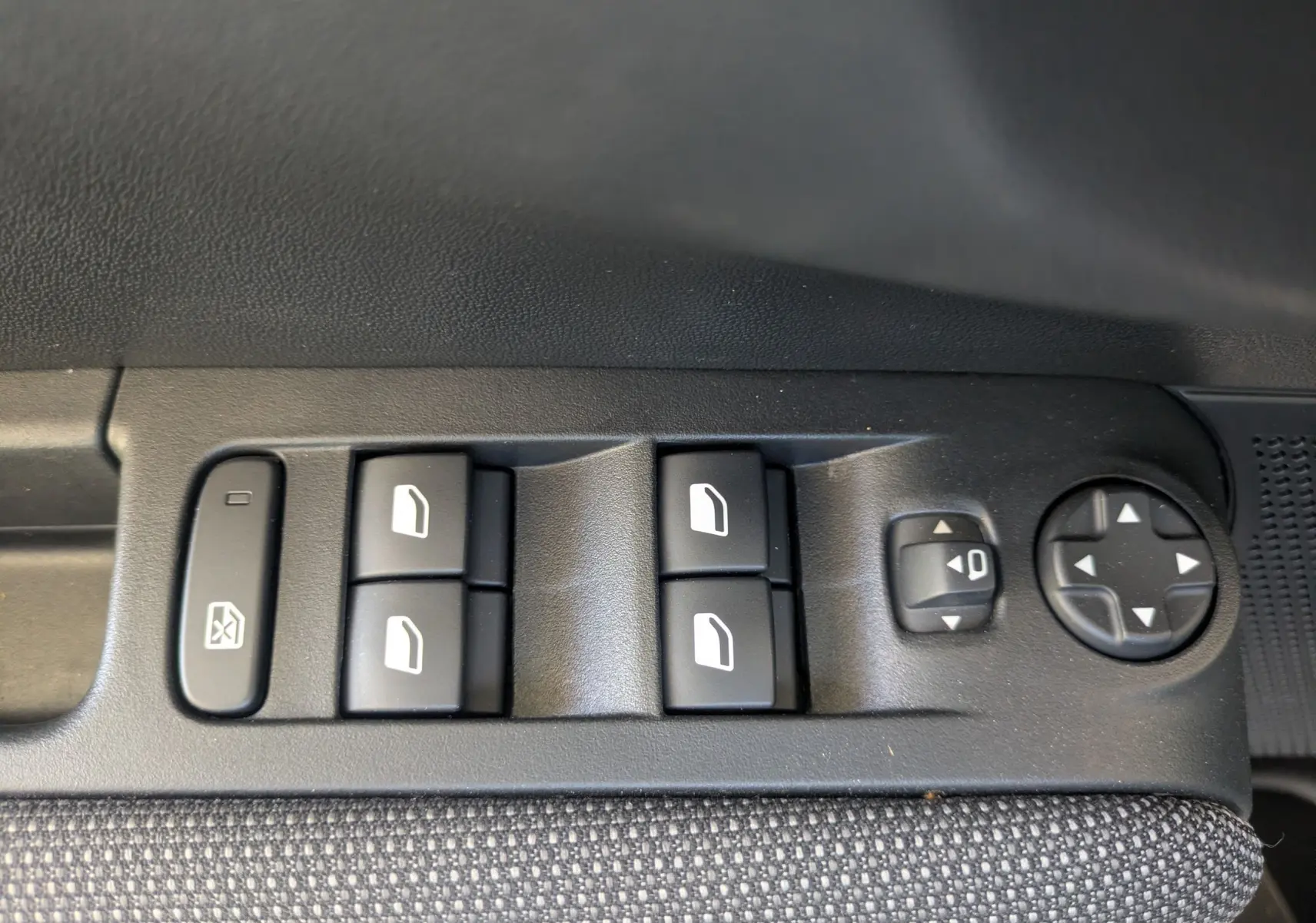 Vue intérieure côté droit montrant la banquette arrière en tissu gris du Citroën C3 Aircross 2024 Gris Artense.