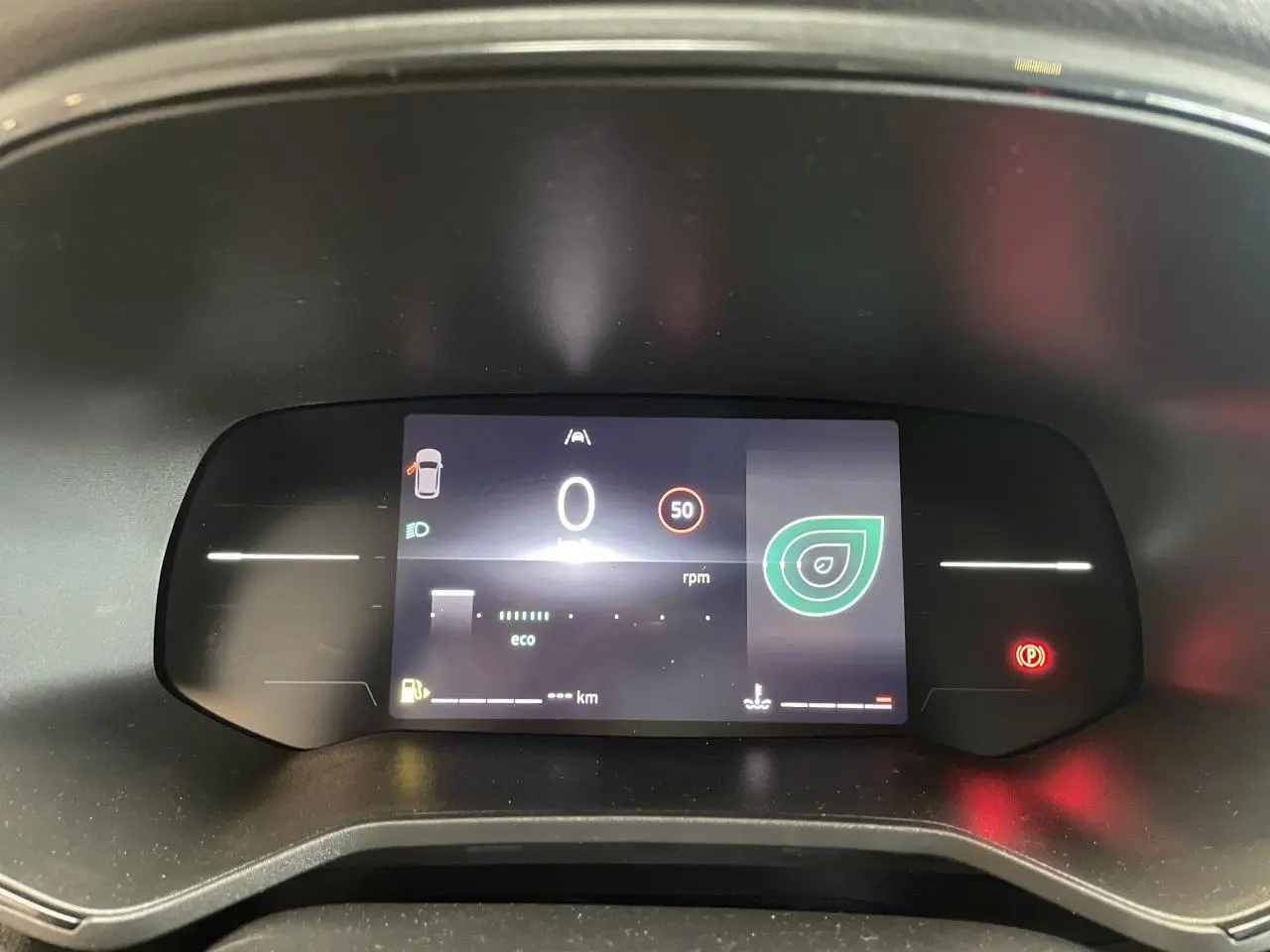 Tableau de bord numérique de Renault Clio 1.5 Blue dCi 2025 affichant vitesse, mode éco et alertes, vue frontale rapprochée.