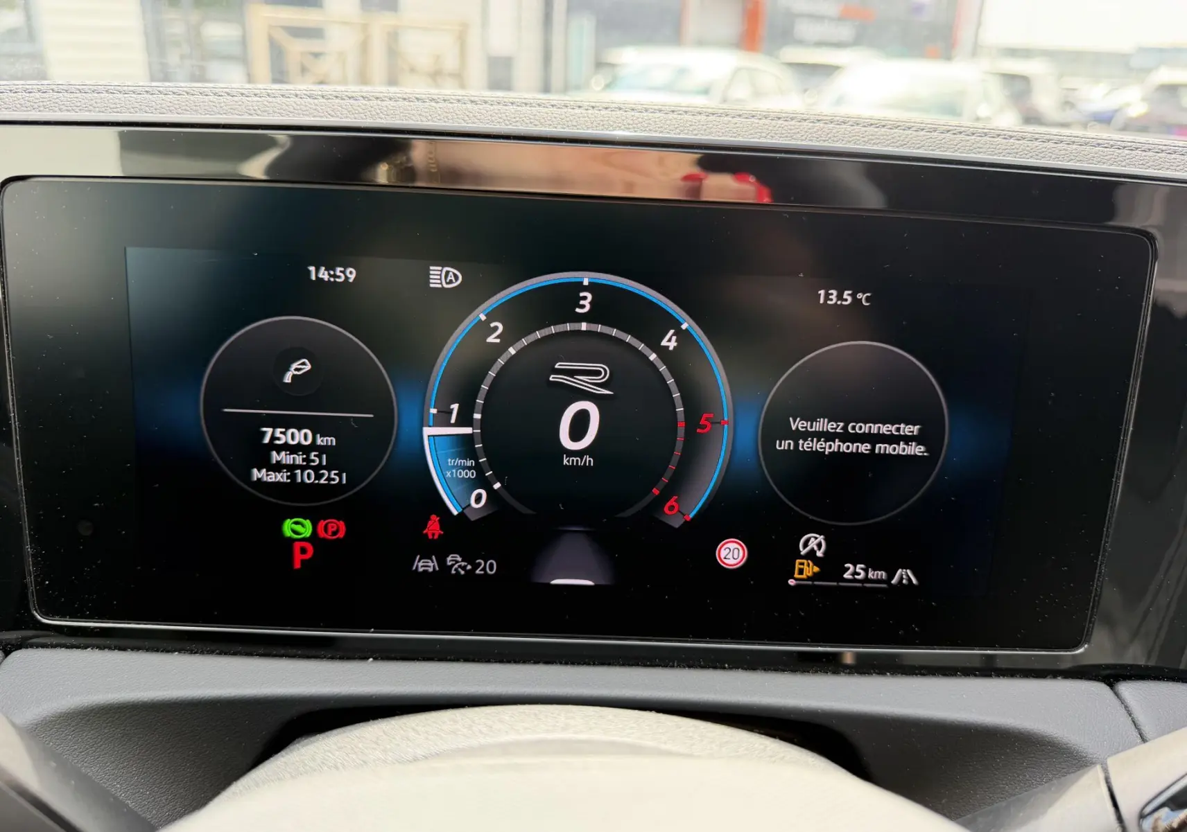 Affichage numérique Digital Cockpit Pro du Volkswagen Tiguan 2025, vue frontale du tableau de bord en mode repos.