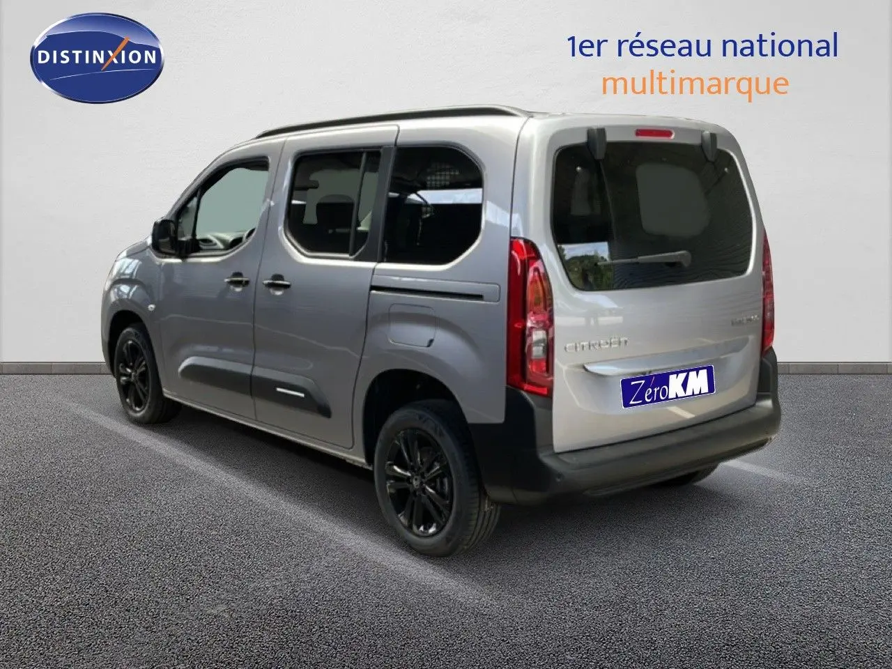 Vue 3/4 arrière droite d'un Citroën Berlingo gris Artense métal avec jantes noires et vitres teintées.