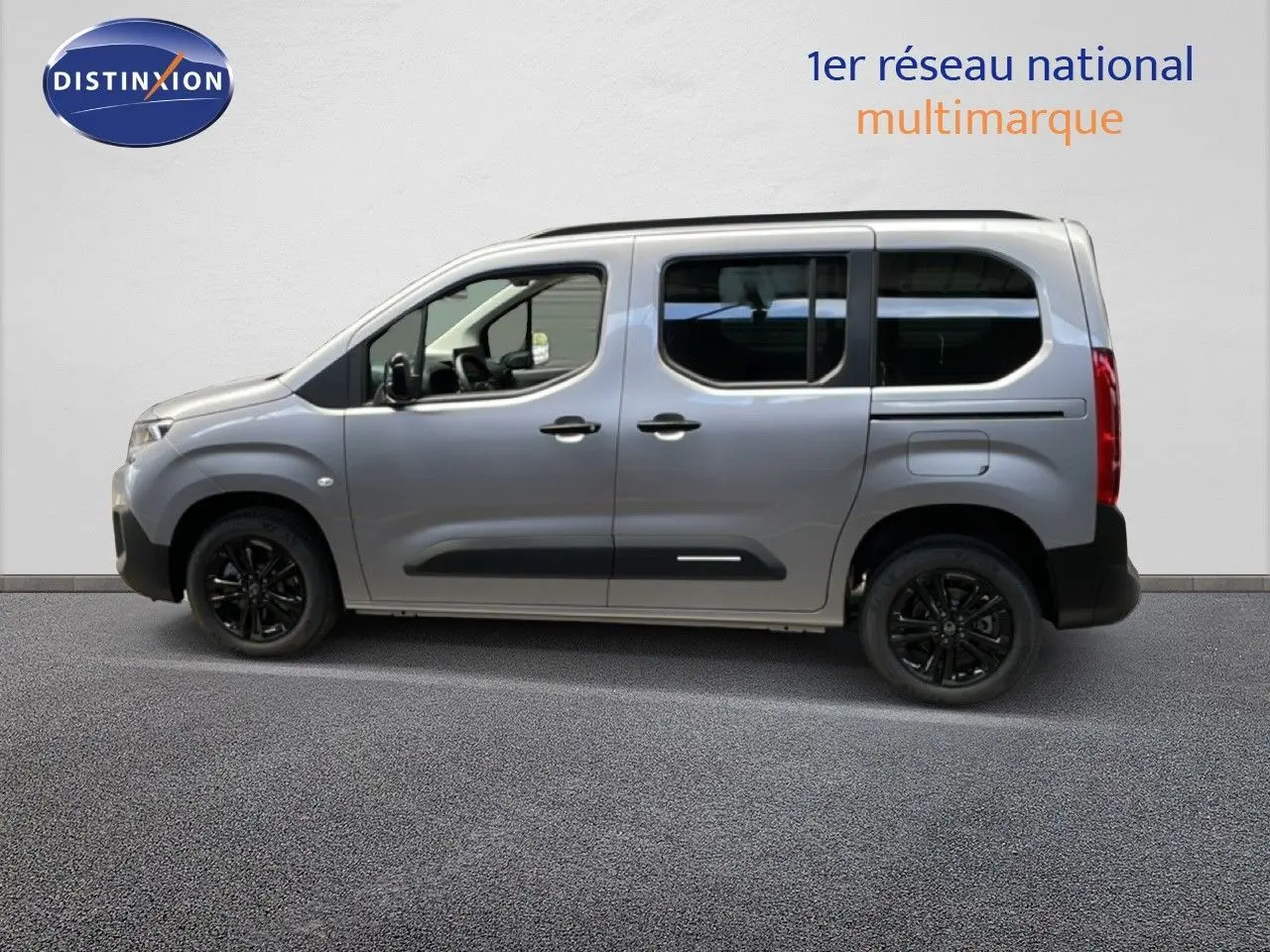 Profil droit du Citroën Berlingo gris Artense métallisé avec jantes noires et vitres teintées, vue extérieure latérale.