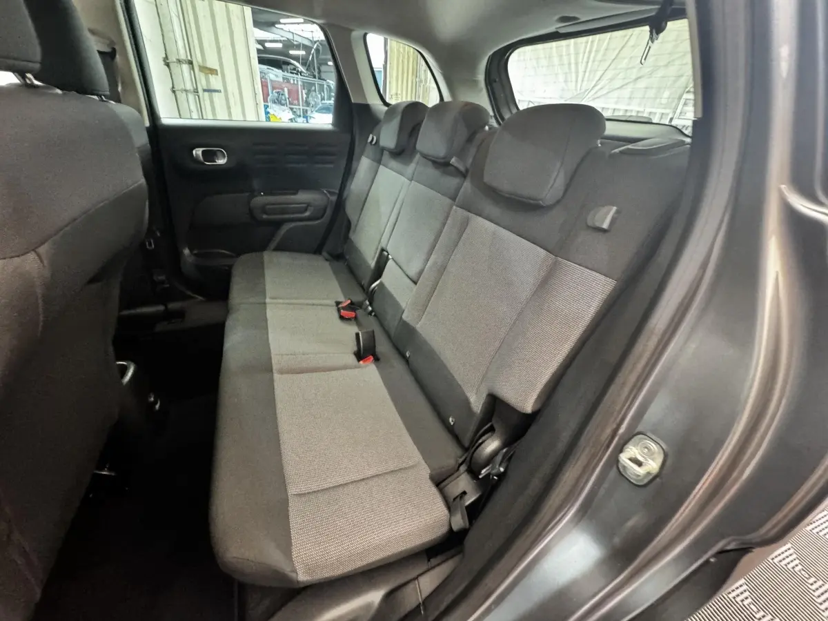 Vue intérieure côté droit montrant la banquette arrière grise et noire de la Citroën C3 PureTech 110 Shine 2019.
