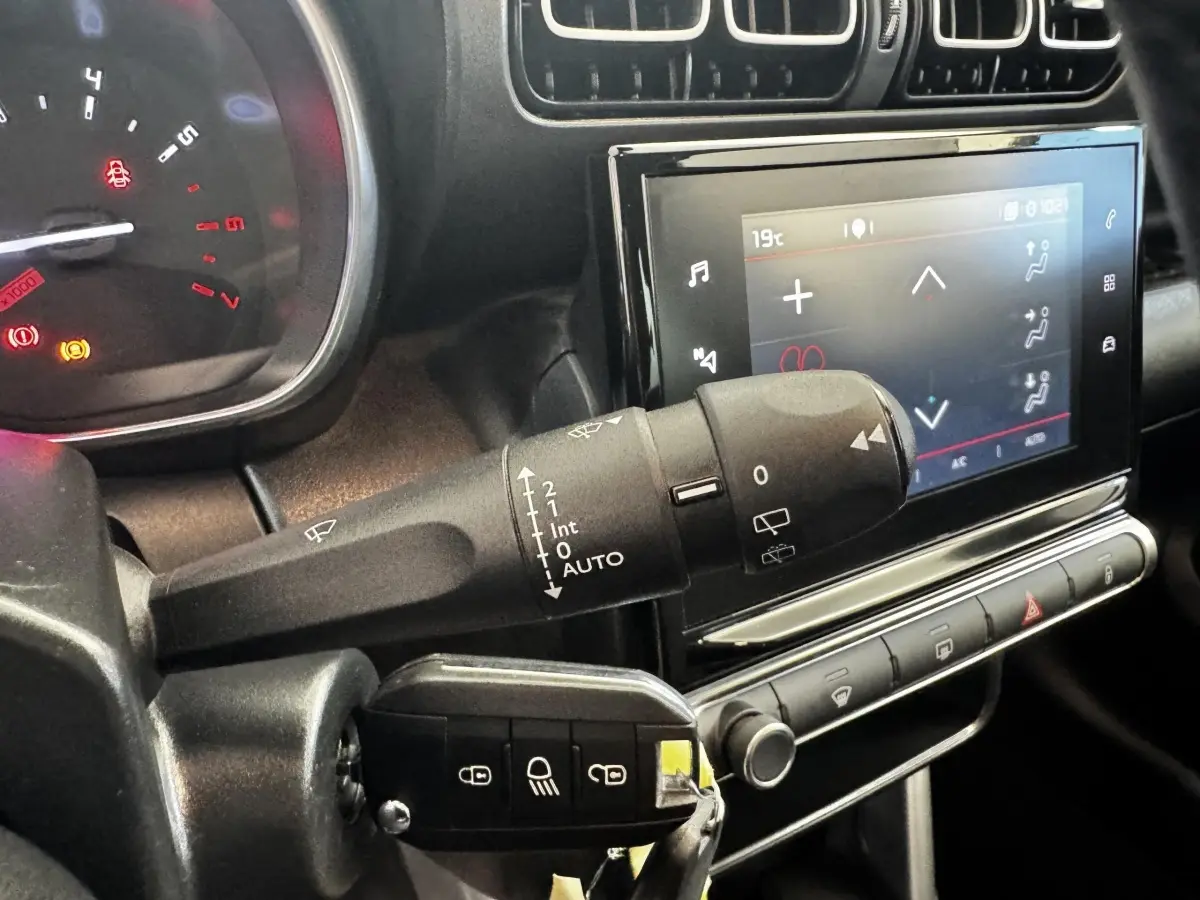 Gros plan sur la commande d’essuie-glace et l’écran tactile central du tableau de bord de la Citroën C3 2019.