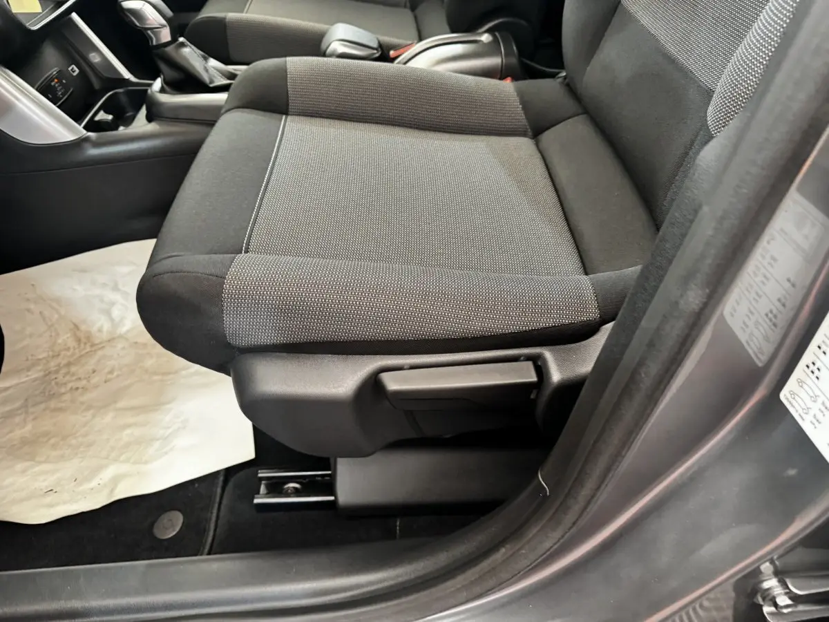 Gros plan sur le siège avant droit gris foncé de la Citroën C3 PureTech 2019 avec levier de boîte automatique visible.