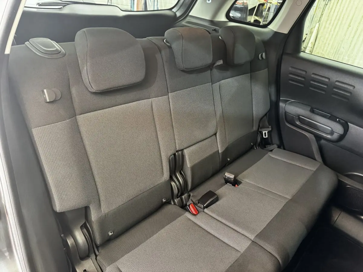 Vue intérieure côté droit sur la banquette arrière grise en tissu de la Citroën C3 PureTech 110 Shine 2019.