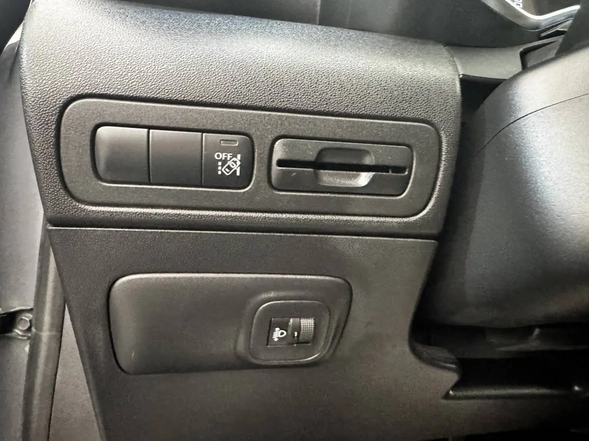 Détail des commandes côté gauche du tableau de bord gris foncé de la Citroën C3 PureTech 110 Shine 2019.