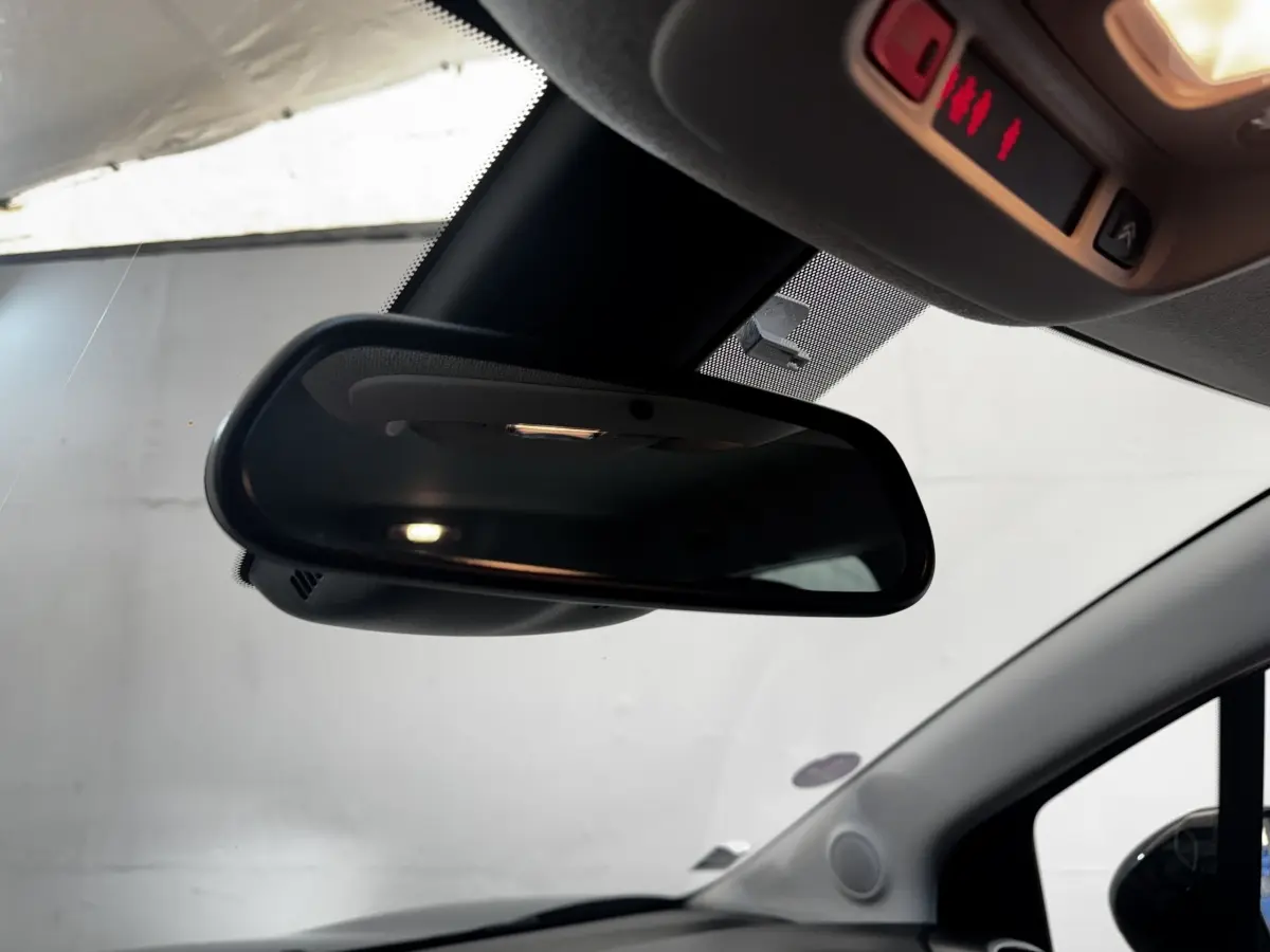 Vue rapprochée du rétroviseur intérieur d’une Citroën C3 2019, avec toit clair et pare-brise visible.