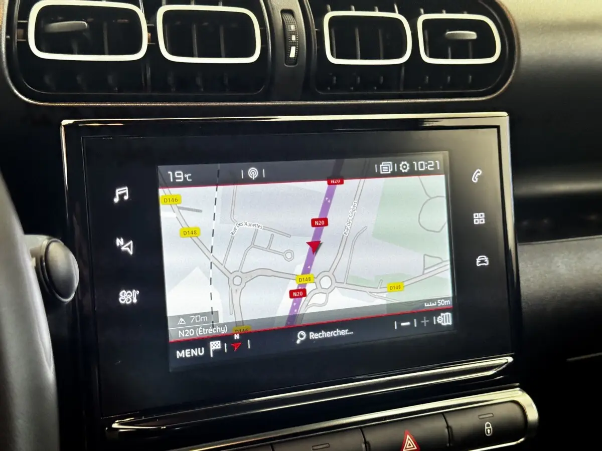 Écran tactile central affichant la navigation dans l’habitacle noir d’une Citroën C3 Shine gris foncé.