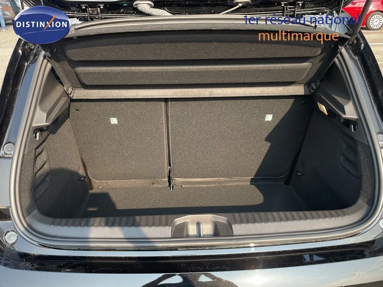 Coffre ouvert de la Renault Clio 1.5 DCI 100ch Evolution noir étoile métal, montrant l'espace de chargement intérieur.