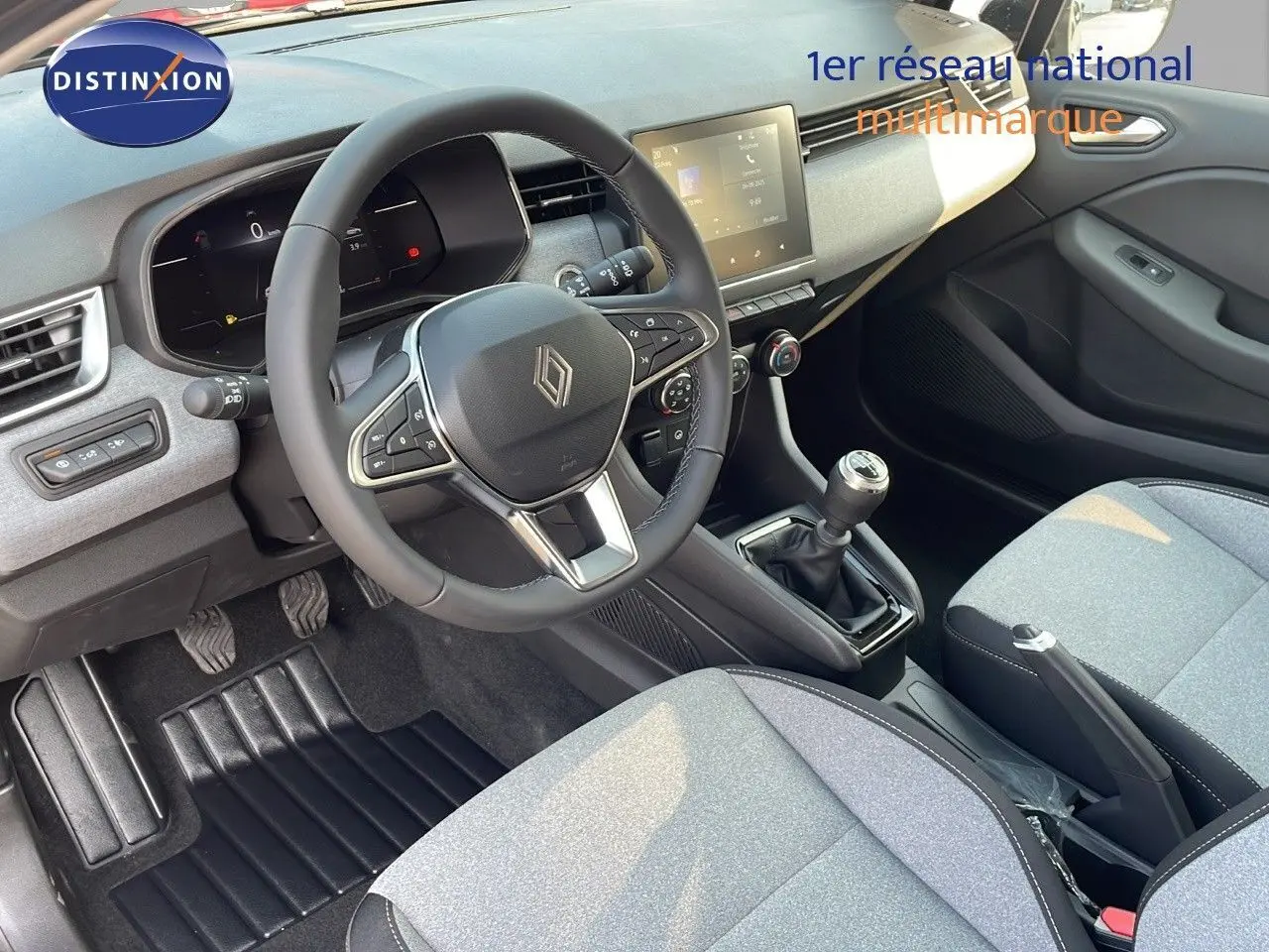 Intérieur de Renault Clio 1.5 DCI 100ch Evolution 2025, vue côté conducteur, volant multifonction et levier de vitesse manuel.