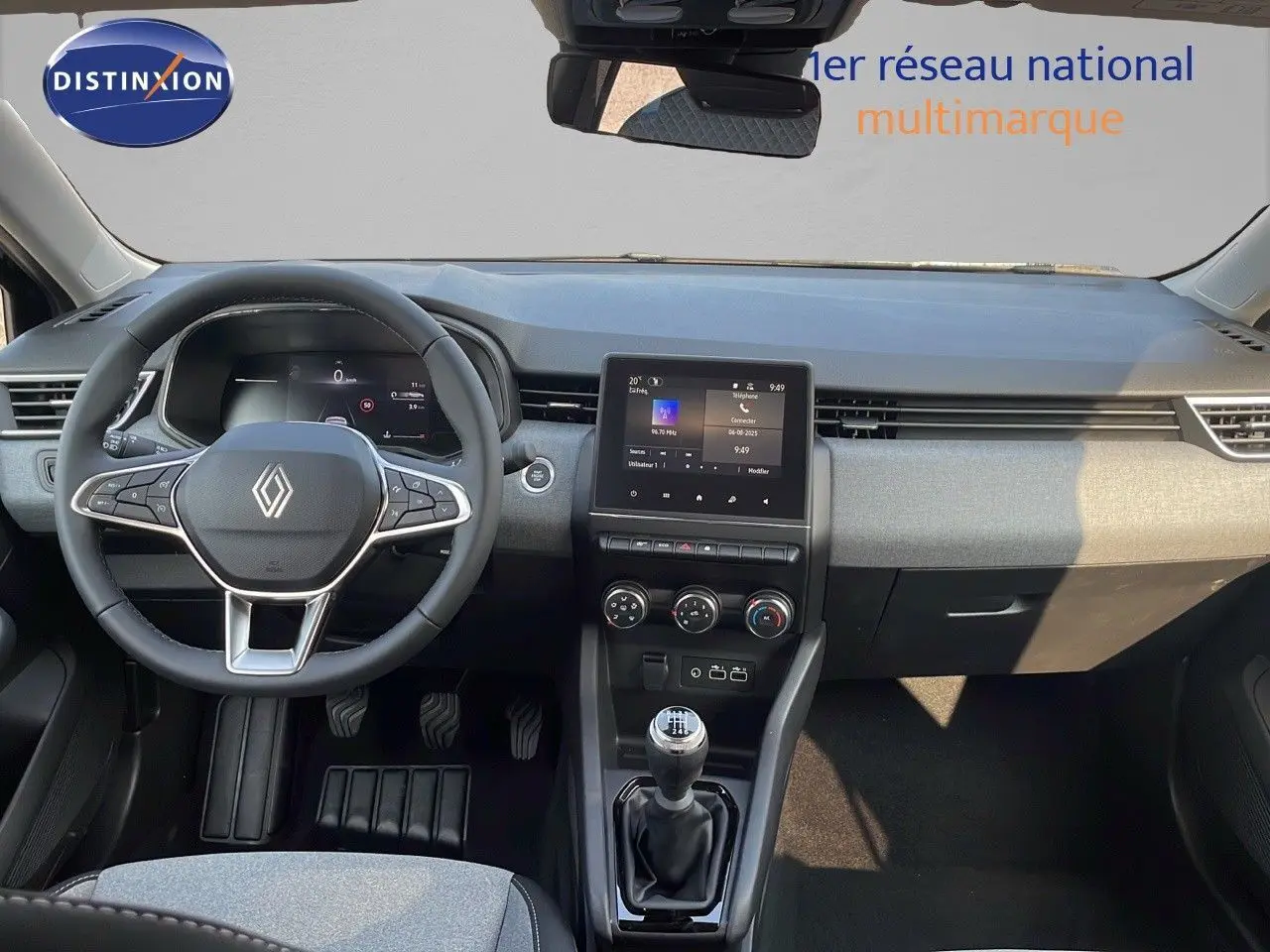 Intérieur de la Renault Clio 1.5 DCI 2025, tableau de bord moderne avec volant multifonction et écran tactile central.