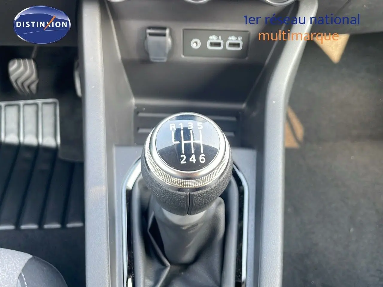Le levier de vitesses manuel 6 rapports de la Renault Clio noire étoile métal, vue rapprochée de la console centrale.