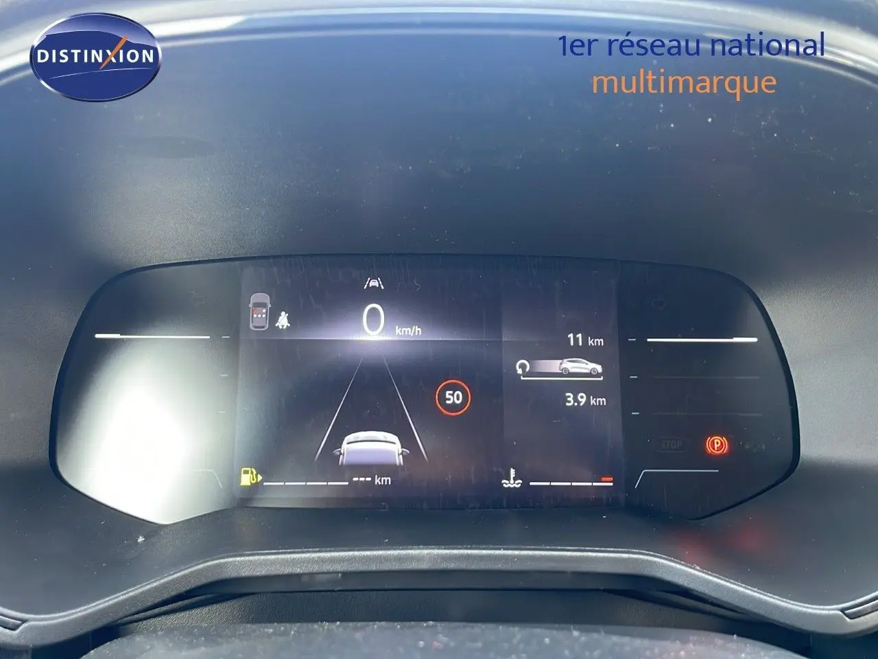 Tableau de bord numérique de Renault Clio 2025 affichant la vitesse, la limite à 50 km/h et l'autonomie restante.