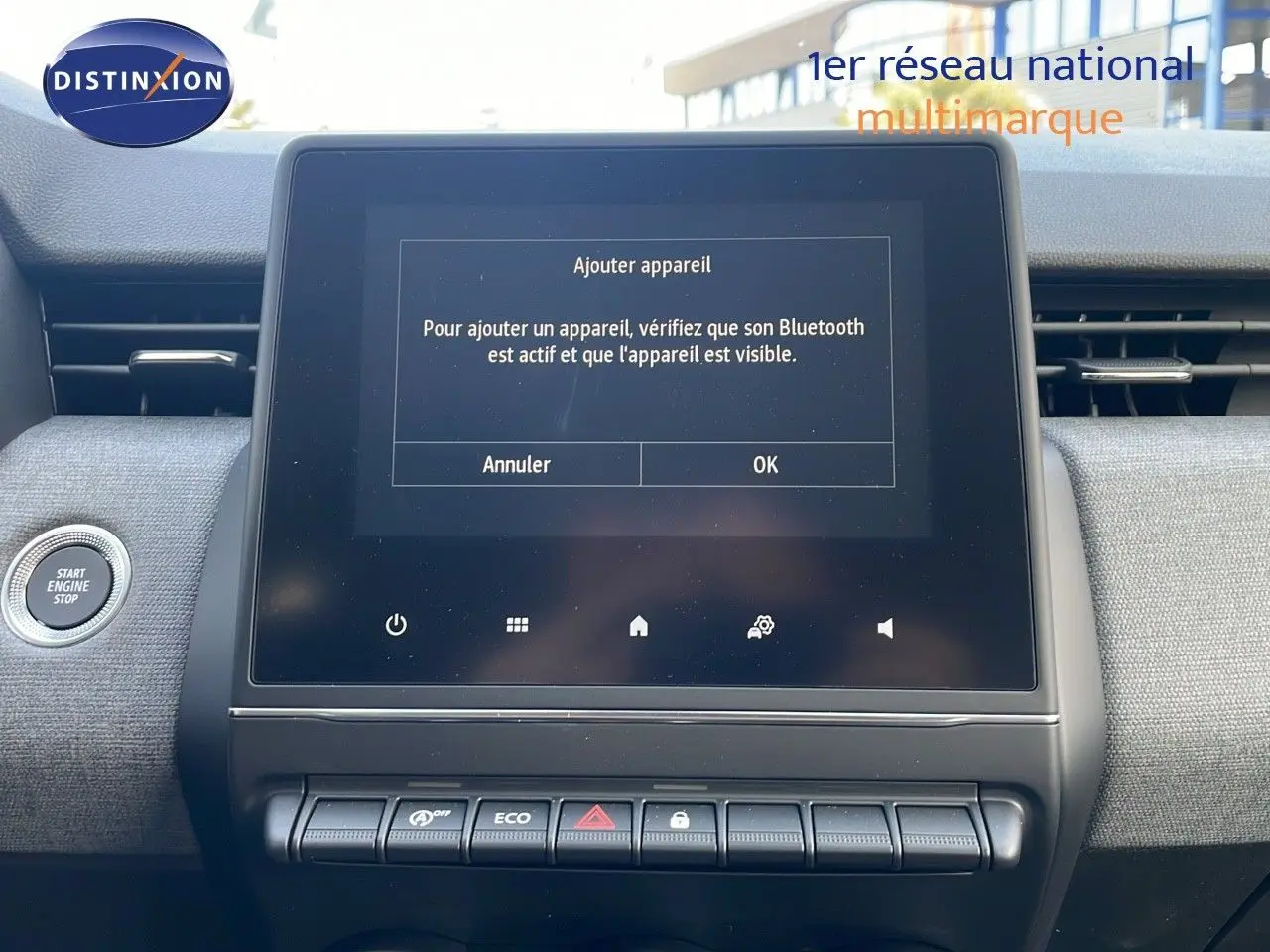 Écran tactile central de la Renault Clio 1.5 DCI 100ch Evolution 2025, avec bouton Start Engine Stop à gauche.