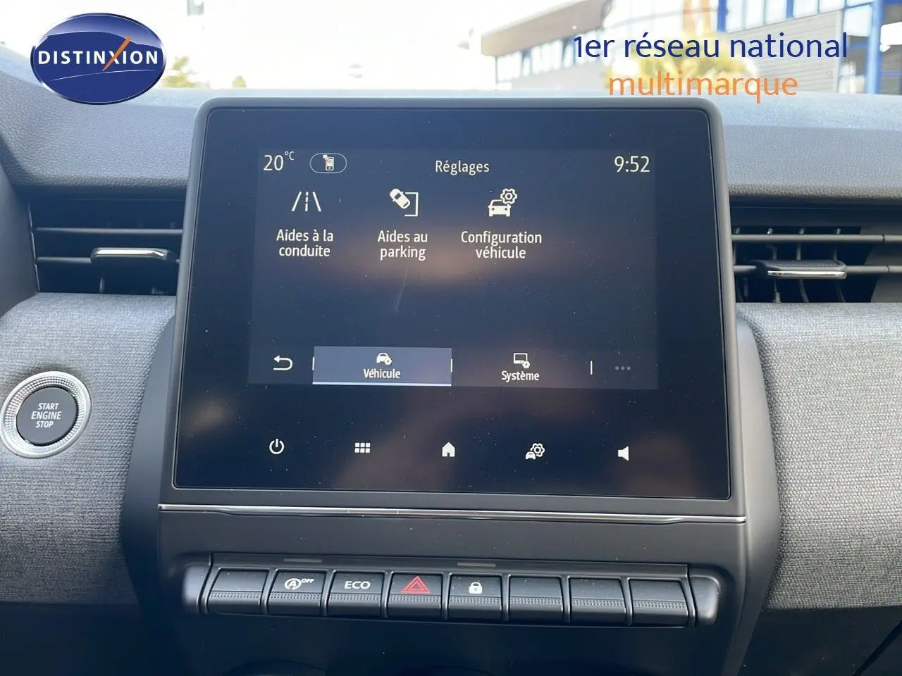 Écran tactile central avec menu réglages et tableau de bord gris clair d'une Renault Clio noire 2025.