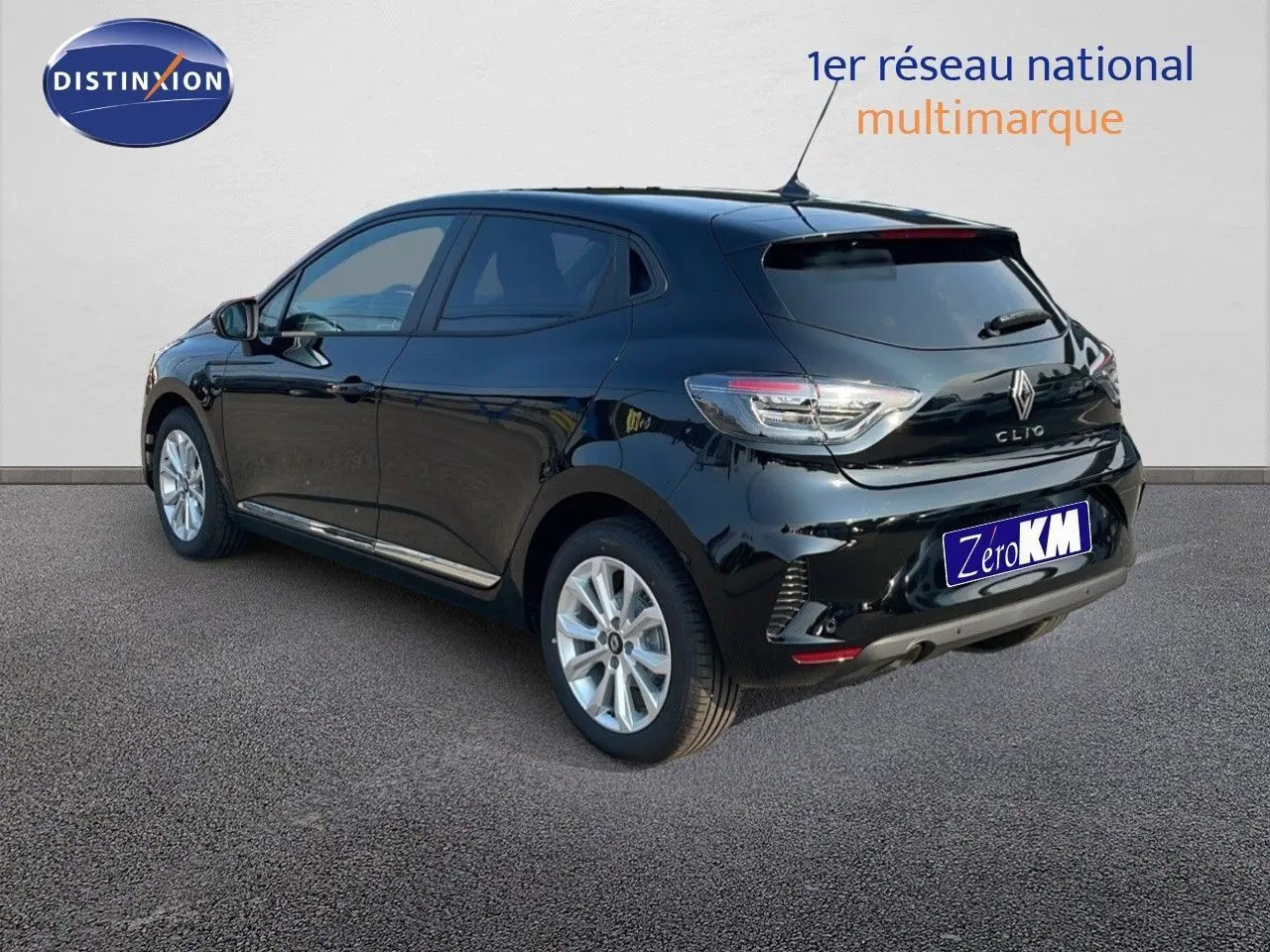 Renault Clio 2025 noir étoile métal vue 3/4 arrière droit, hayon et feux arrière LED visibles sur parking.