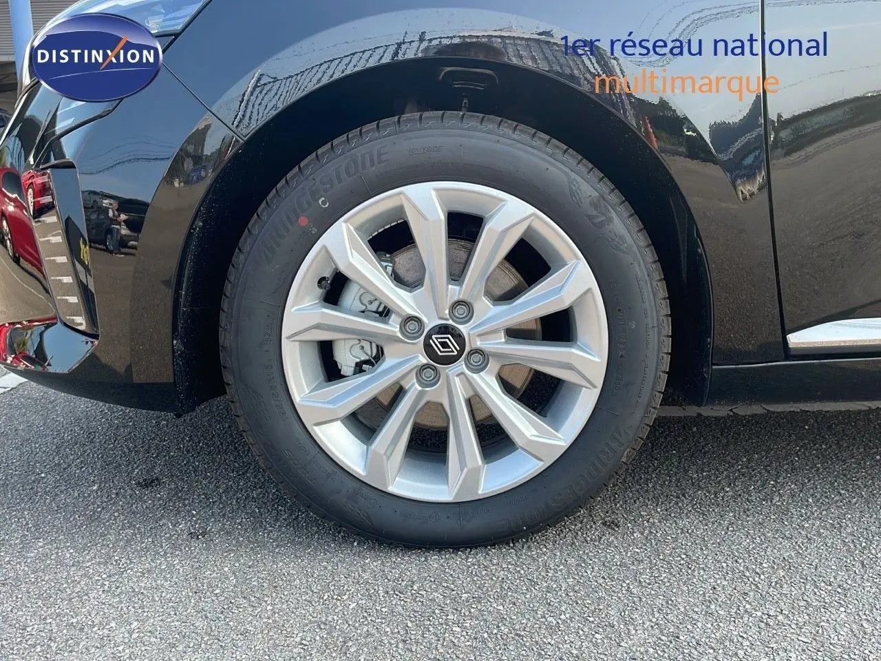 Gros plan sur la roue avant gauche en alliage argenté d'une Renault Clio noire étoile métal 2025.