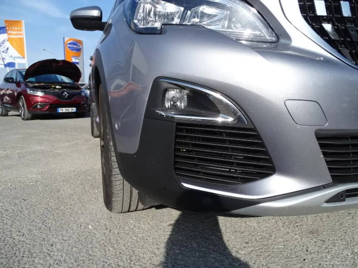 Gros plan sur l'avant droit gris Artense du Peugeot 3008 2017 avec antibrouillard et calandre noire.