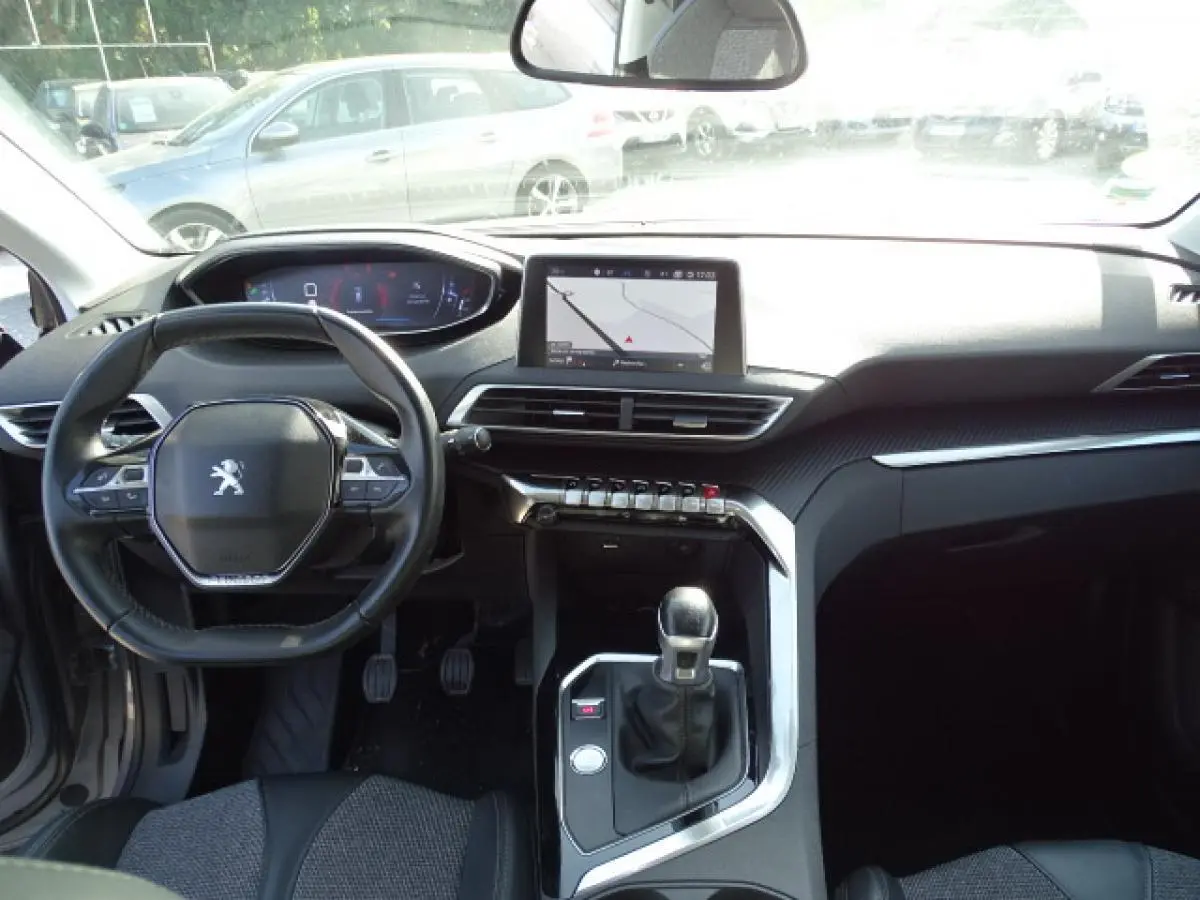 Intérieur du Peugeot 3008 2017, vue de face sur le tableau de bord avec écran tactile et levier de vitesses manuelle.