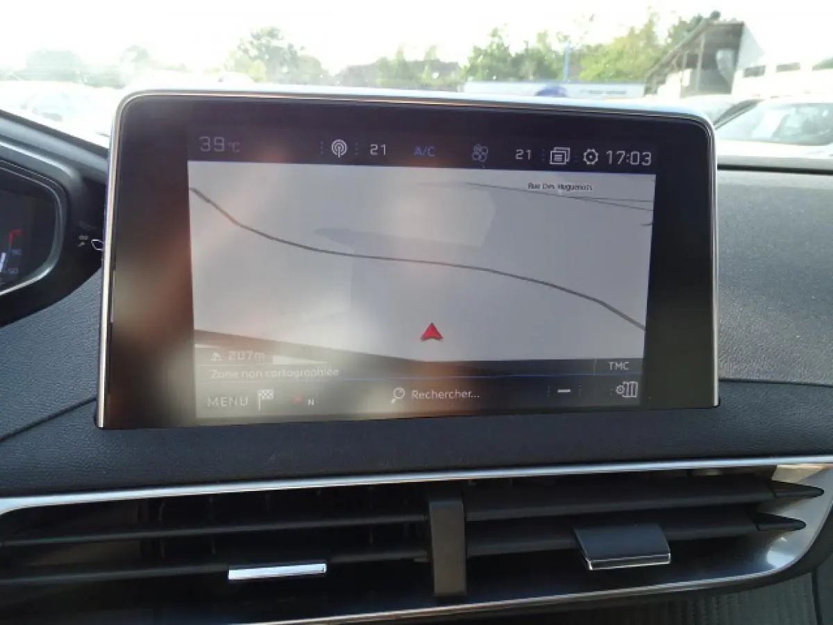 Écran tactile central affichant la navigation dans l'habitacle du Peugeot 3008 gris Artense, vue de face.
