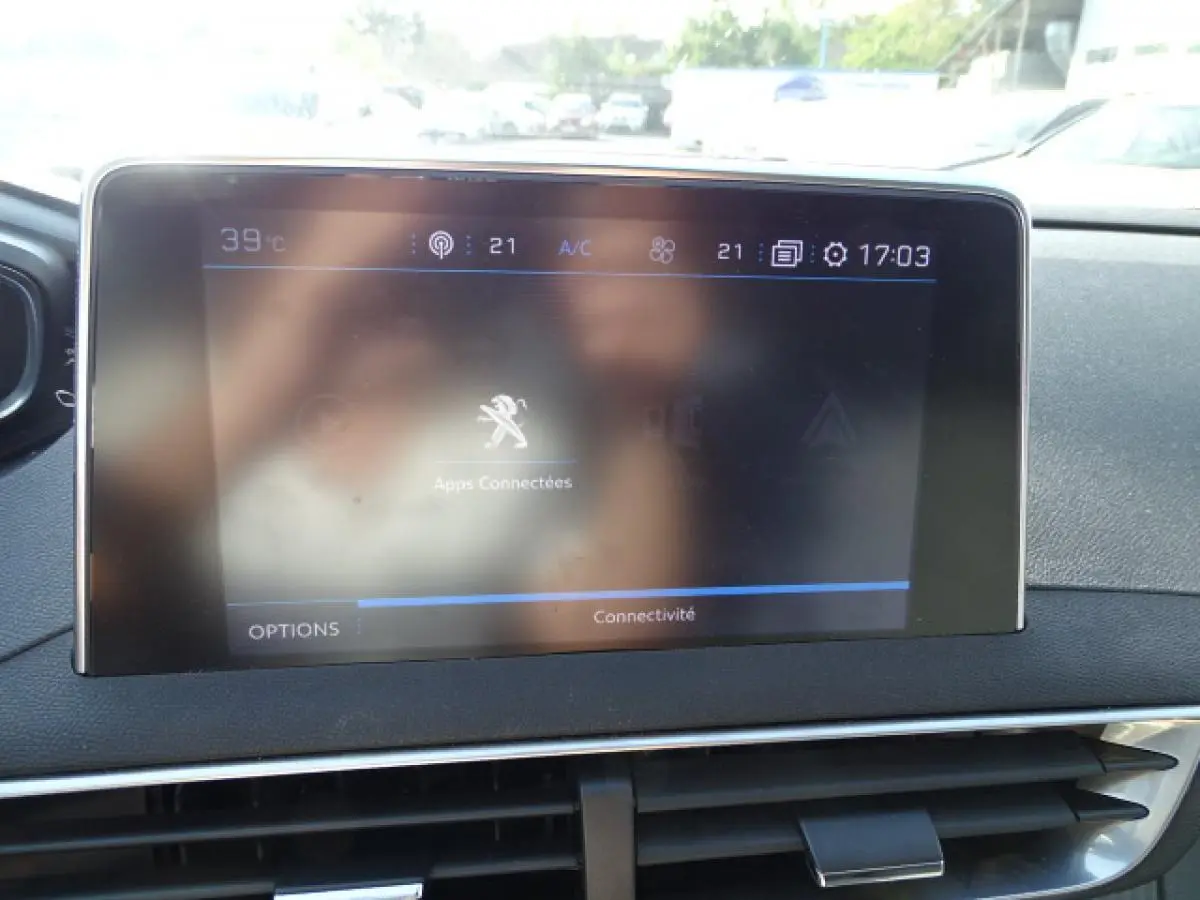Écran tactile central affichant les applications connectées dans le tableau de bord du Peugeot 3008 gris Artense.