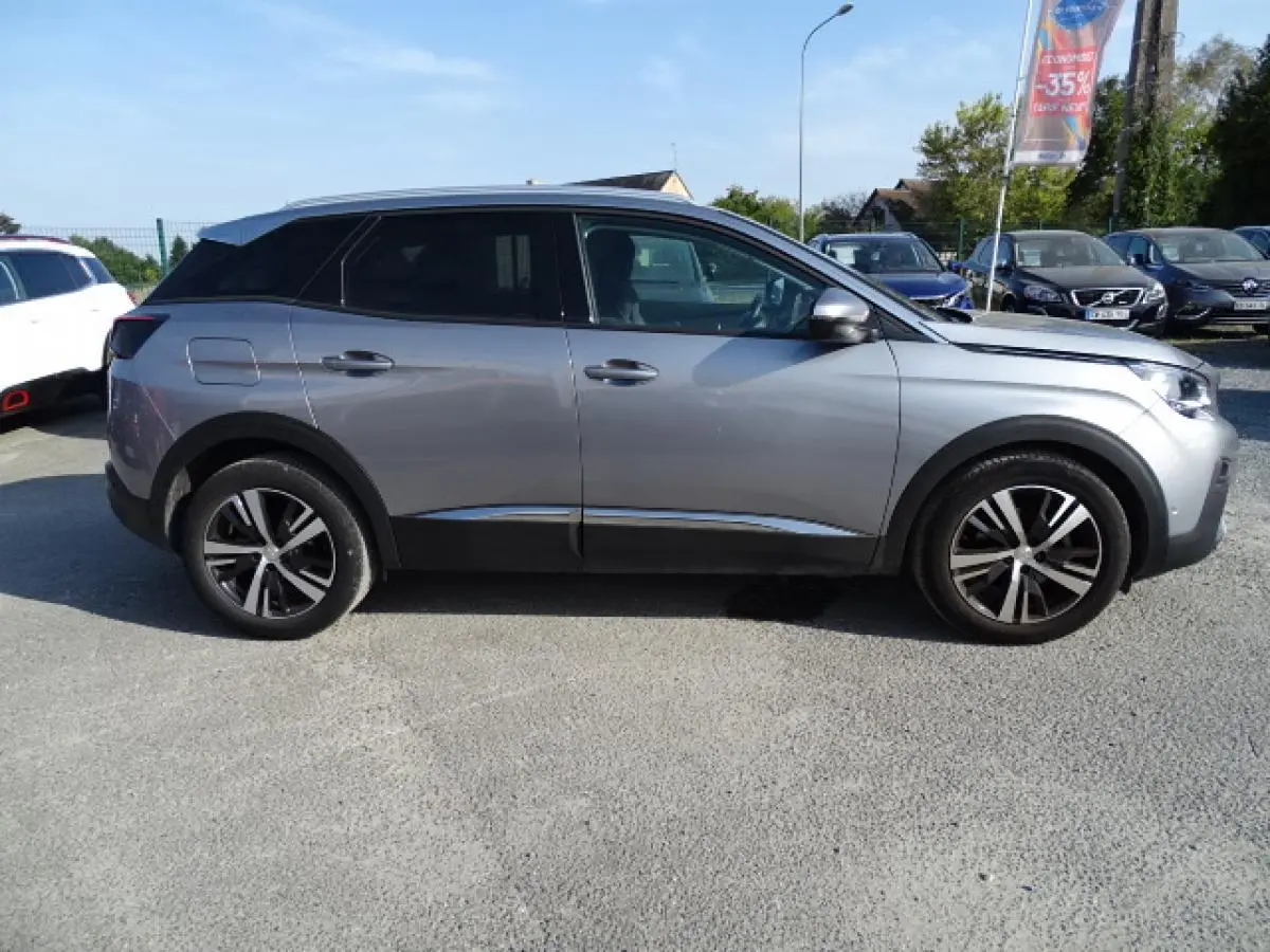 Profil côté gauche d’un Peugeot 3008 gris Artense 2017 avec barres de toit en aluminium et jantes alliage.