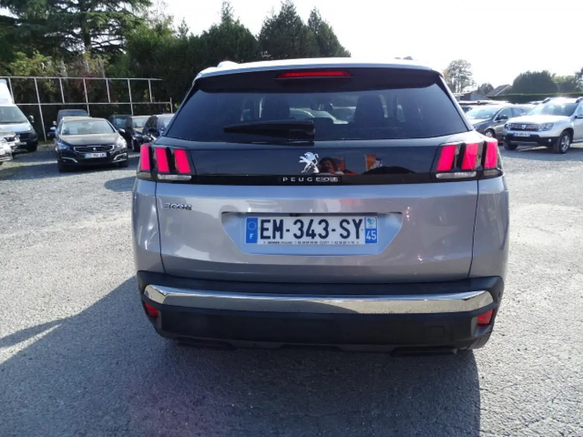 Vue arrière d'un Peugeot 3008 gris Artense avec feux arrière à trois griffes rouges et plaque d'immatriculation française.