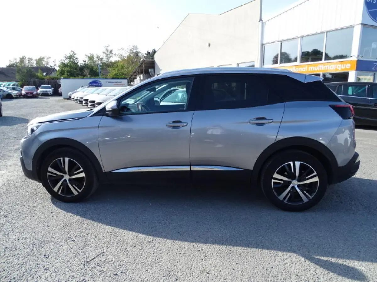 Peugeot 3008 gris Artense vue de profil côté gauche, avec barres de toit aluminium et jantes alliage noires.