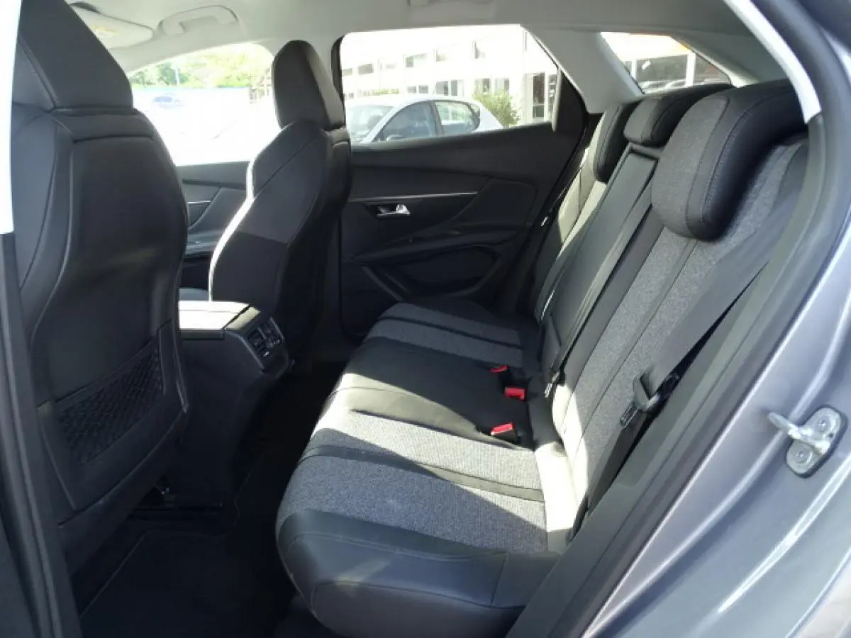 Vue intérieure côté droit des sièges arrière du Peugeot 3008 gris Artense, montrant les finitions tissu et cuir.