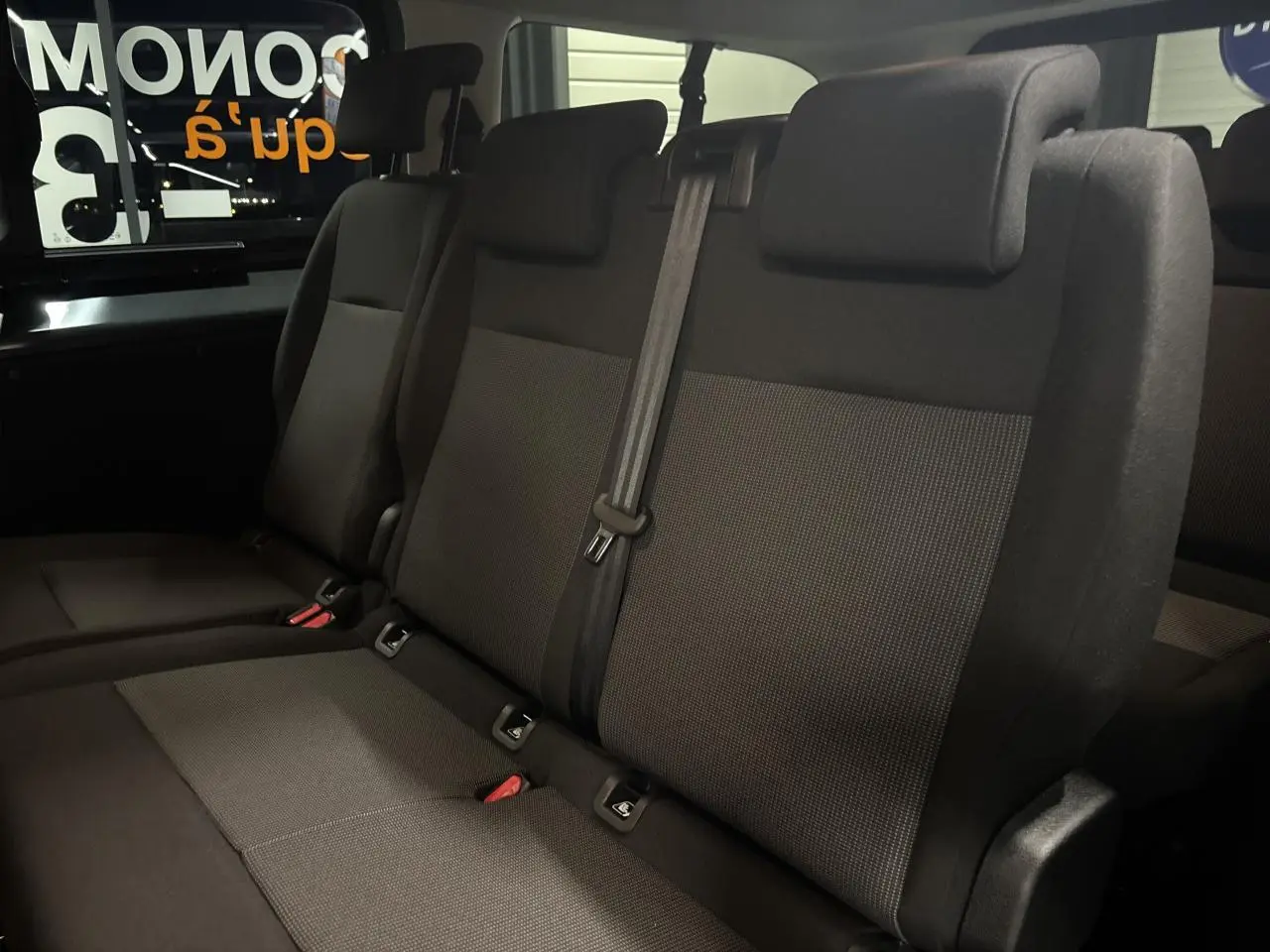 Banquette arrière en tissu bi-ton noir et gris vue de côté droit dans le FIAT Scudo Fourgon XL 2026.
