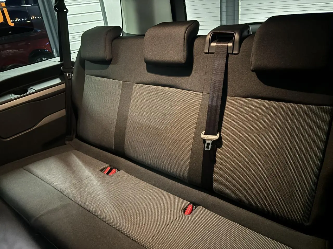 Banquette arrière trois places en tissu bi-ton gris et noir du Fiat Scudo Fourgon XL 2026, vue de côté droit.
