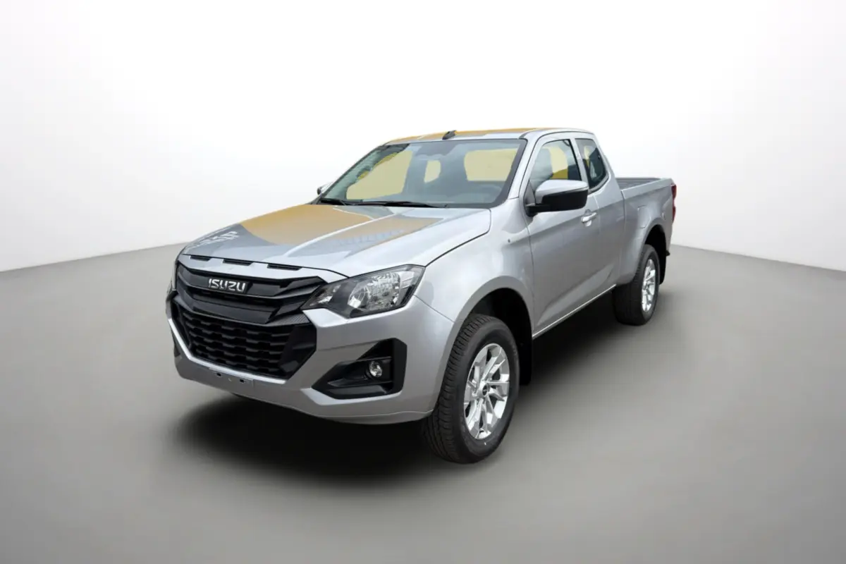 Pick-up Isuzu D-MAX 2026 gris Mercury, vu en 3/4 avant droit avec calandre noire et jantes alu 18 pouces.