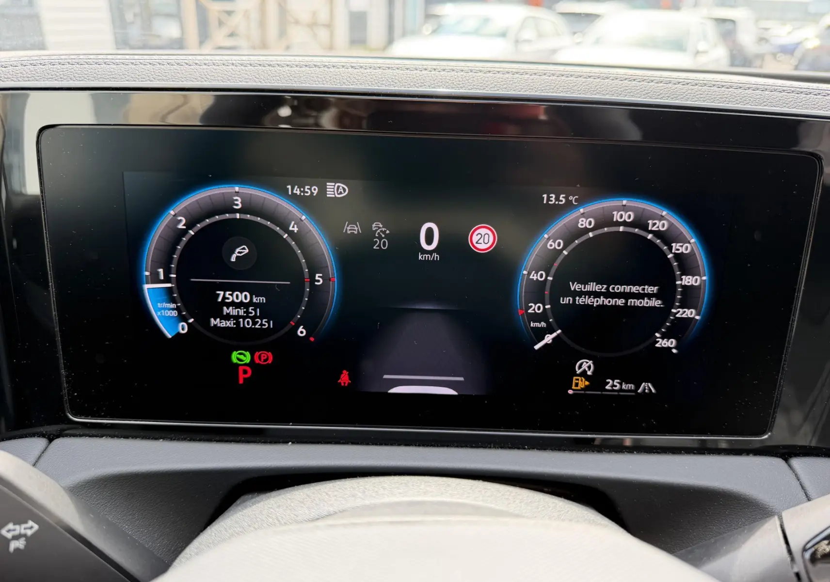 Tableau de bord Digital Cockpit du Volkswagen Tiguan 2025 affichant compte-tours et vitesse avec éclairage bleu.