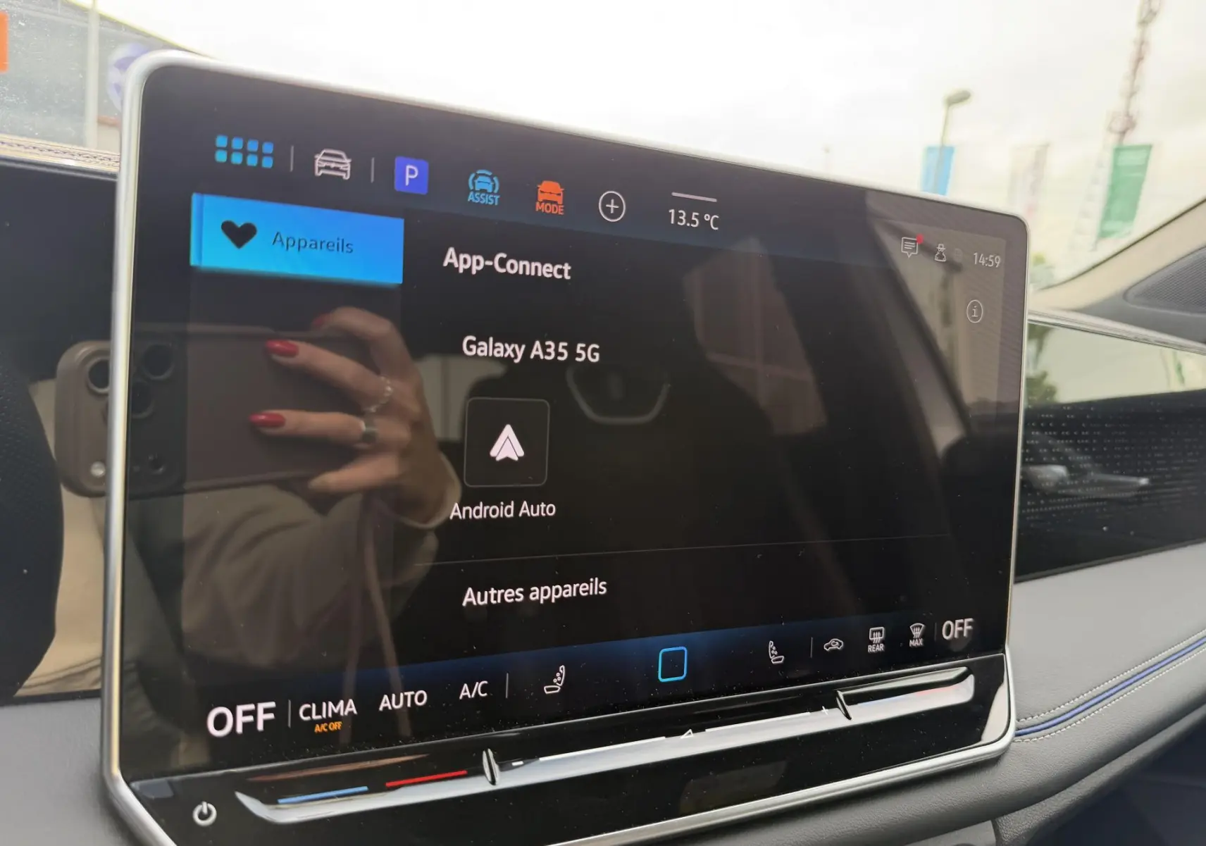 Écran tactile central du Volkswagen Tiguan 2025 affichant la connexion Android Auto, intérieur gris visible.