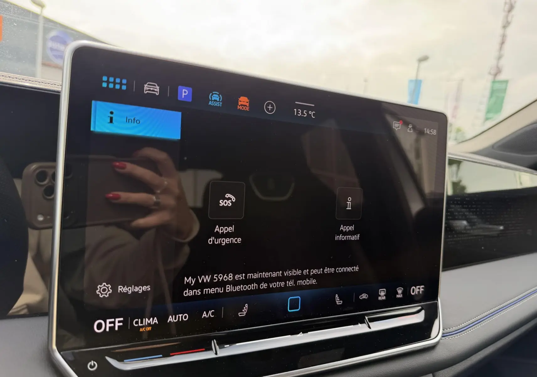 Écran tactile central du Volkswagen Tiguan 2025, vue rapprochée de la console intérieure avec affichage des options d'appel d'urgence.