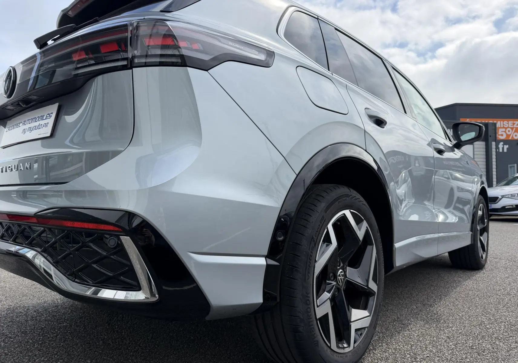 Vue 3/4 arrière droite du Volkswagen Tiguan gris métallisé avec jantes alliage 19 pouces et feux arrière LED.