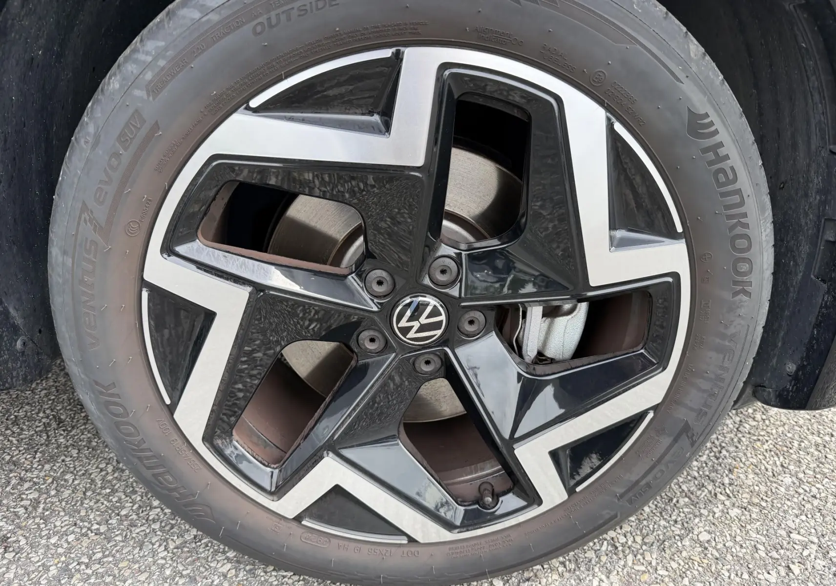 Gros plan sur la jante alliage 19 pouces bicolore noir et argent du Volkswagen Tiguan 2025 avec pneu Hankook.