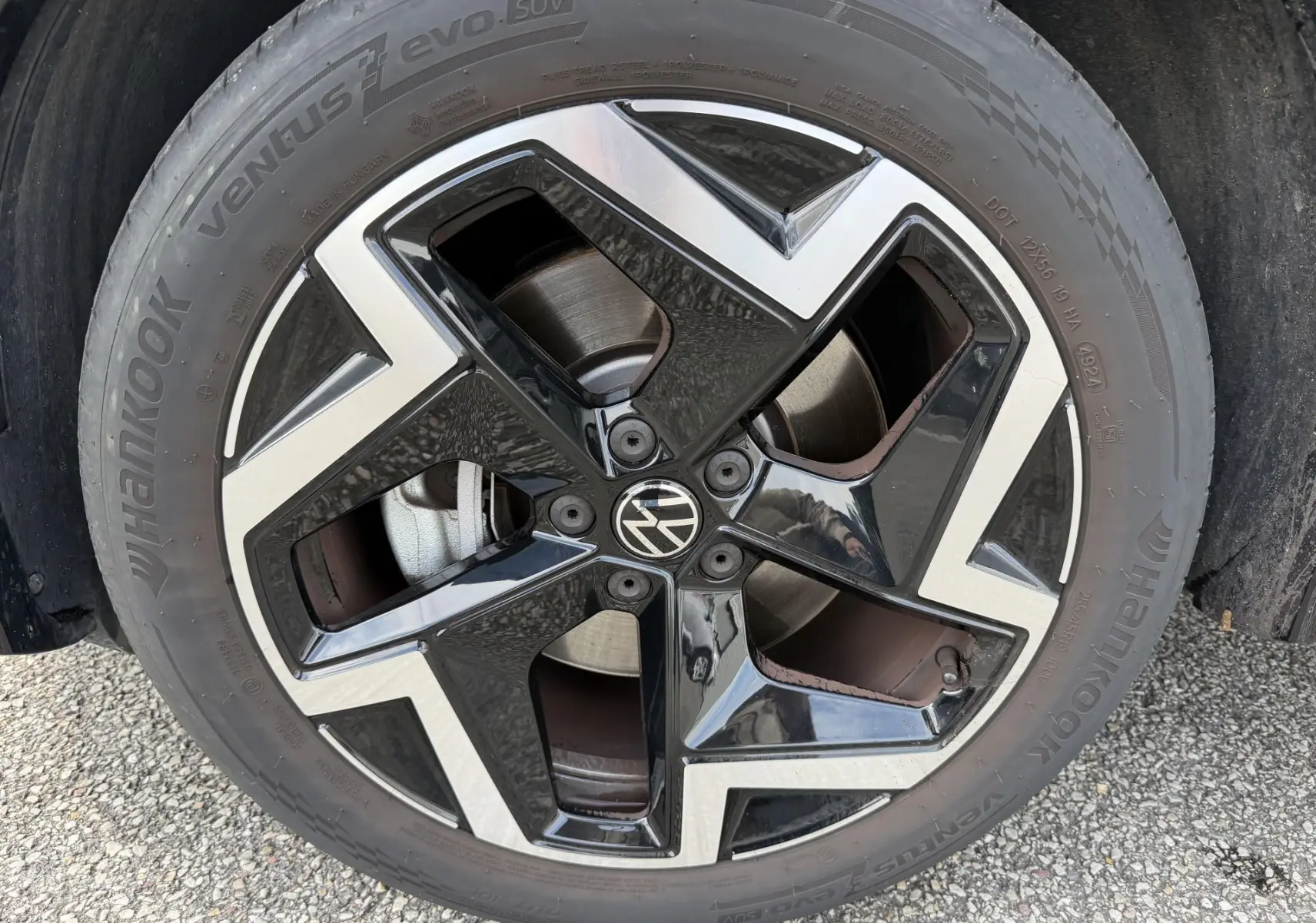 Gros plan sur la jante alliage 19 pouces Coventry noire et argentée du Volkswagen Tiguan 2025 gris.