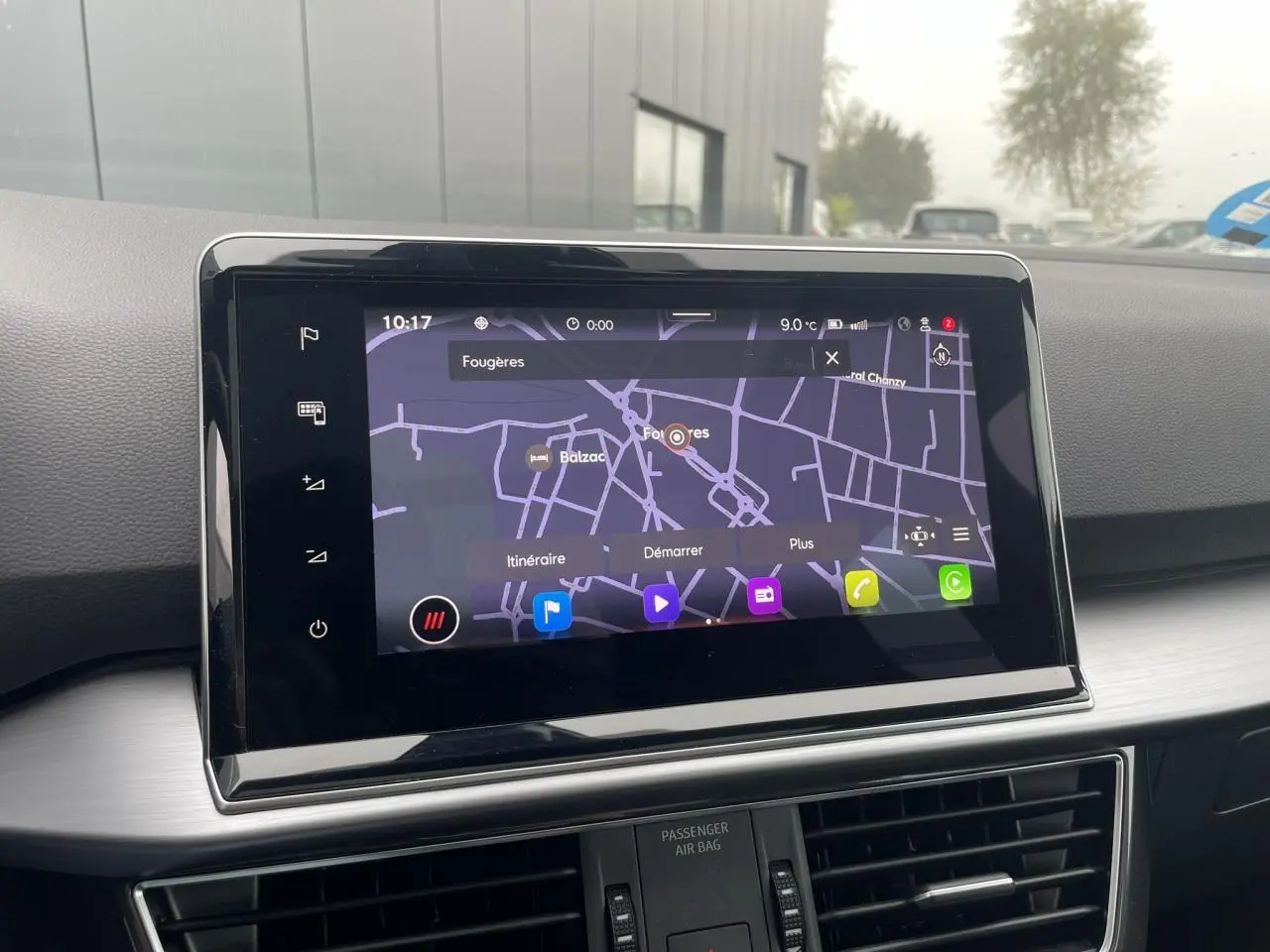 Écran tactile de navigation 9,2 pouces du SEAT Tarraco 2024 affichant une carte en mode nuit, intérieur gris.