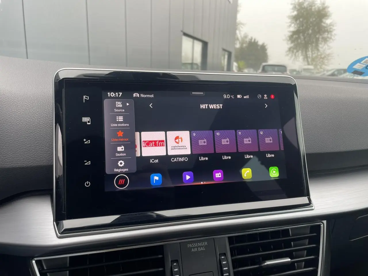 Écran tactile central du tableau de bord du SEAT Tarraco gris dauphin, affichant la radio numérique DAB.