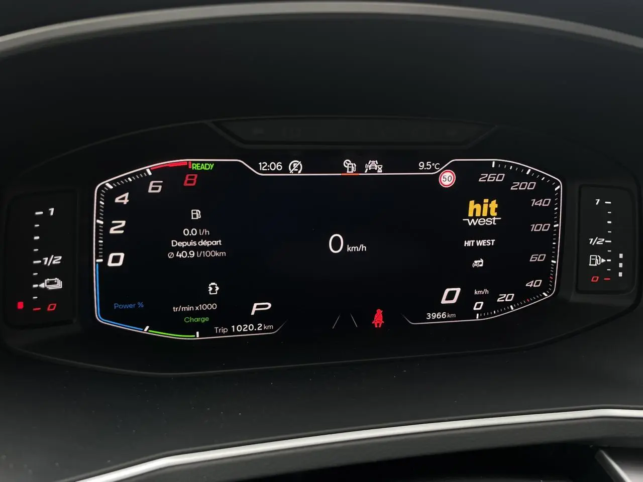 Tableau de bord numérique du SEAT Tarraco 1.4 e-Hybrid 245 DSG6 FR affichant vitesse, compte-tours et informations de conduite.