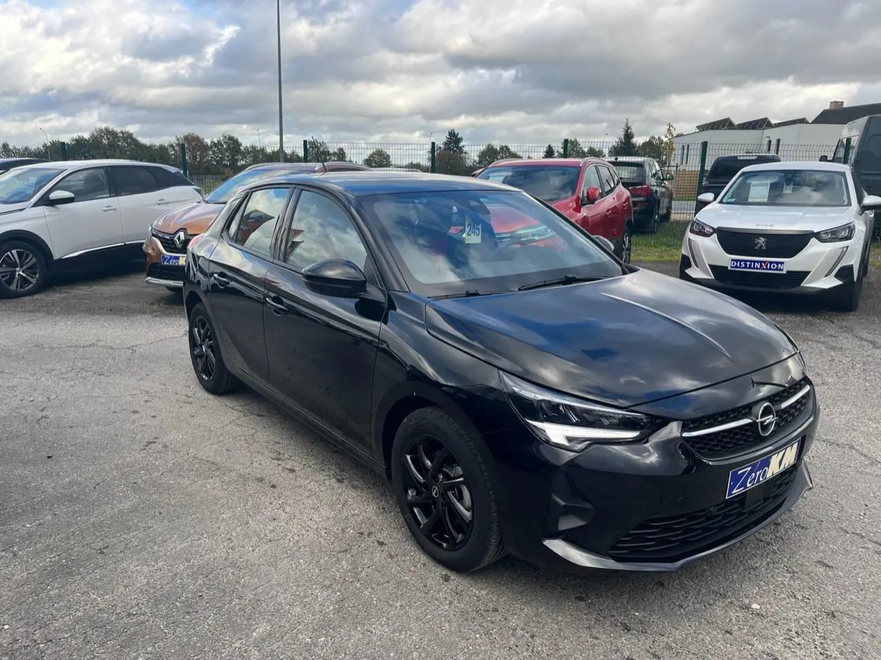 Opel Corsa GS Line noire vue 3/4 avant droit, jantes alliage noires et calandre sport dynamique.