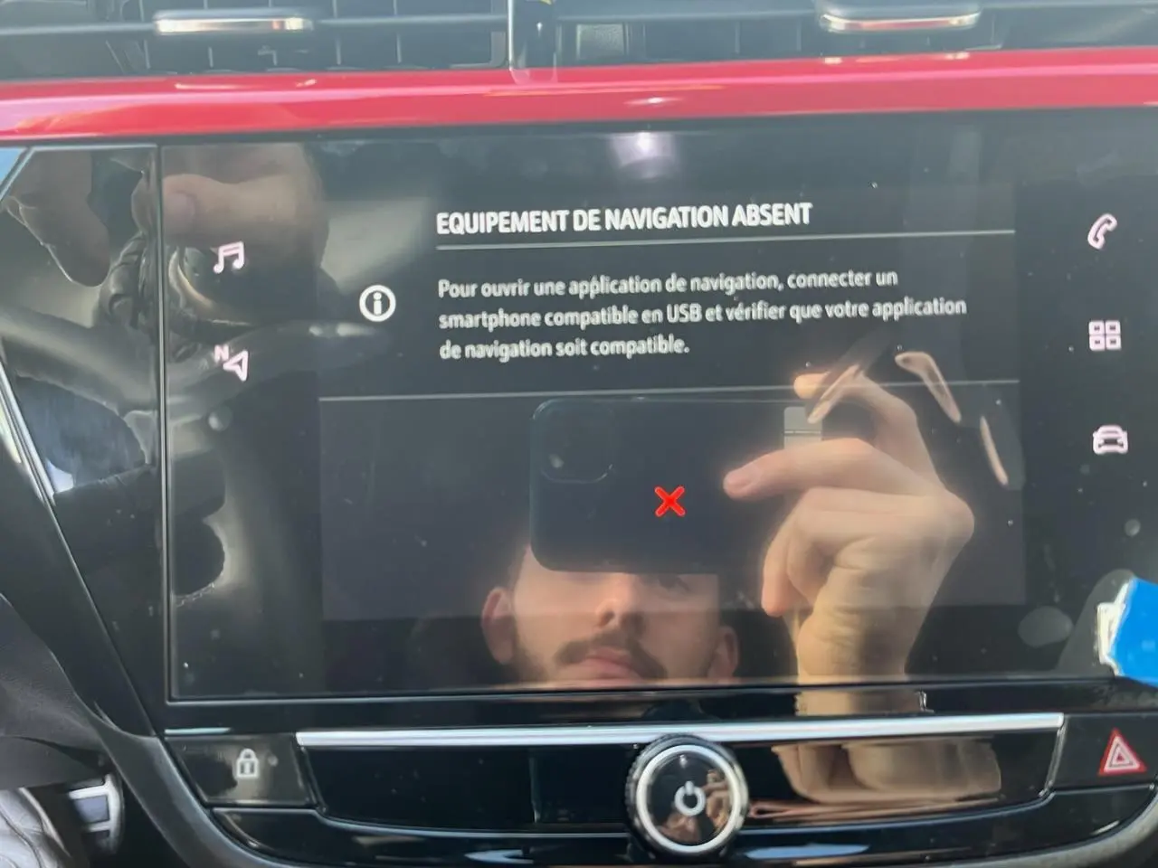 Écran tactile central de la console d'une Opel Corsa noire, affichant un message d'absence de navigation.