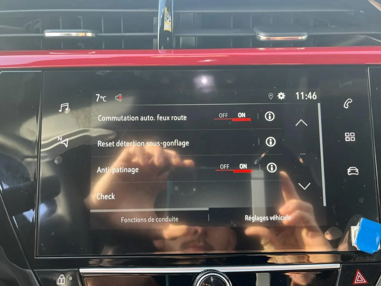 Écran tactile 7 pouces de l'Opel Corsa GS Line 2022 affichant les réglages de conduite, reflet visible.