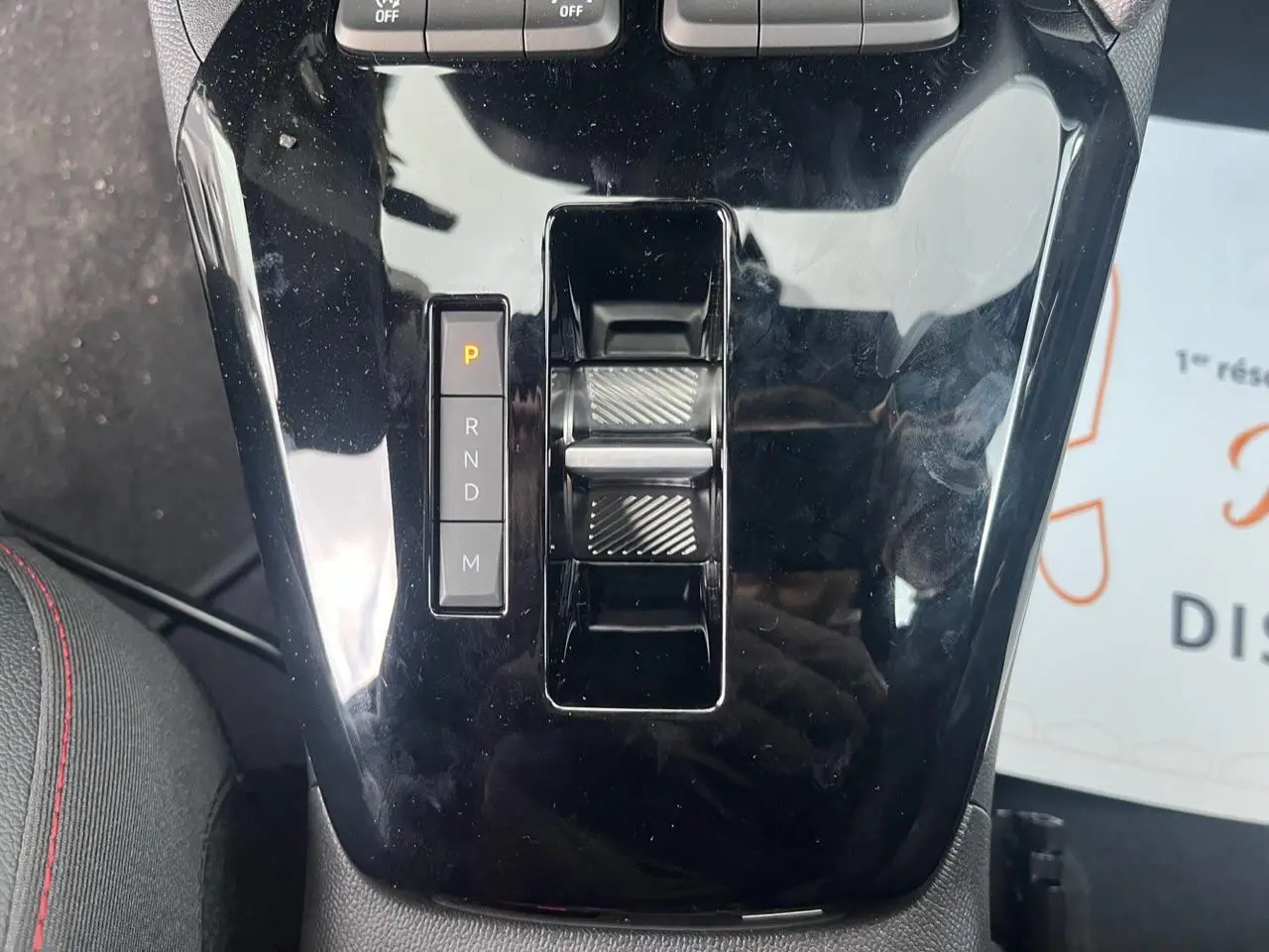 Gros plan sur la console centrale noire brillante de l'Opel Corsa GS Line 2022 avec sélecteur de boîte automatique.